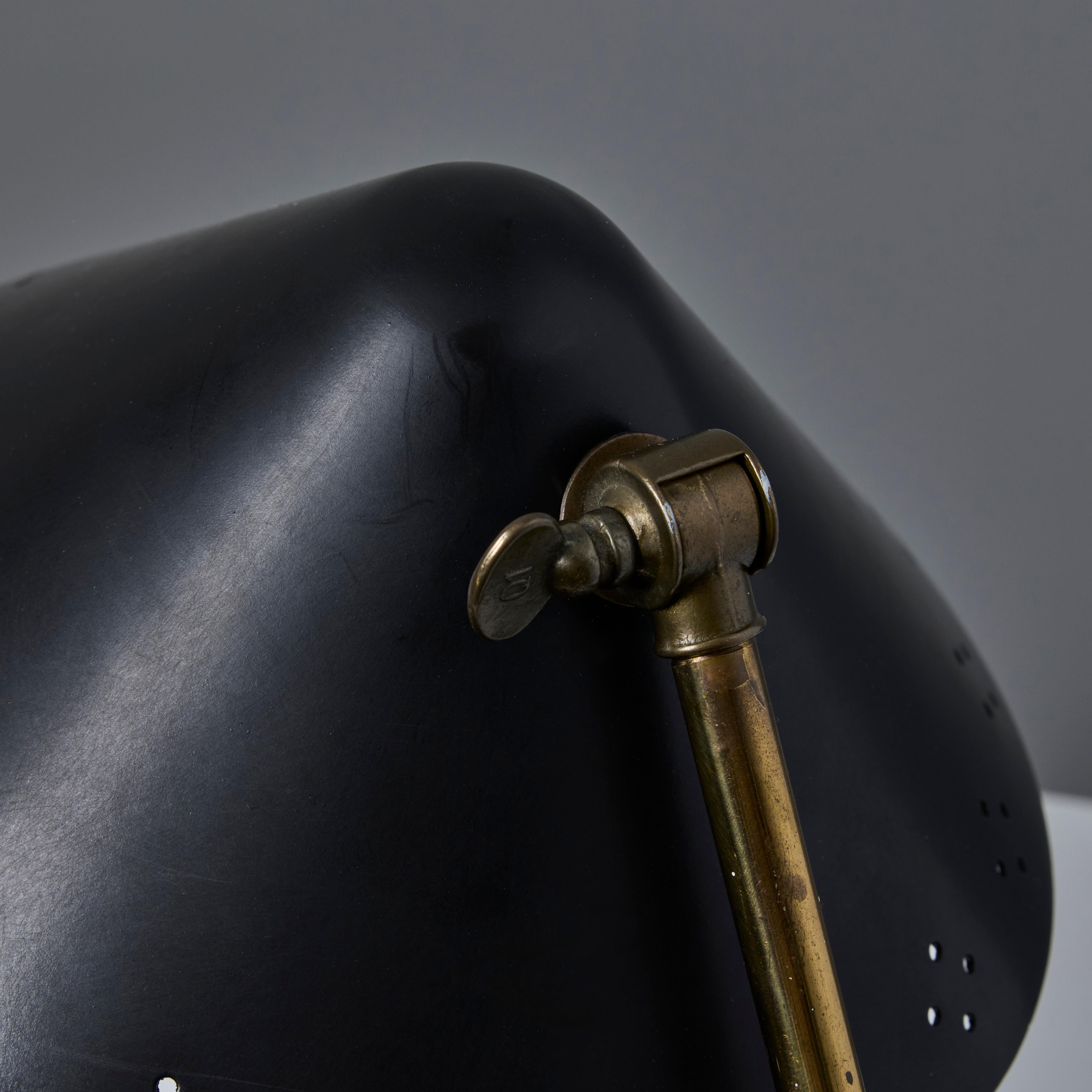Paire de lampes de table Erik Warna 'GK14' des années 1950 à abat-jour perforé en noir et laiton en vente 8