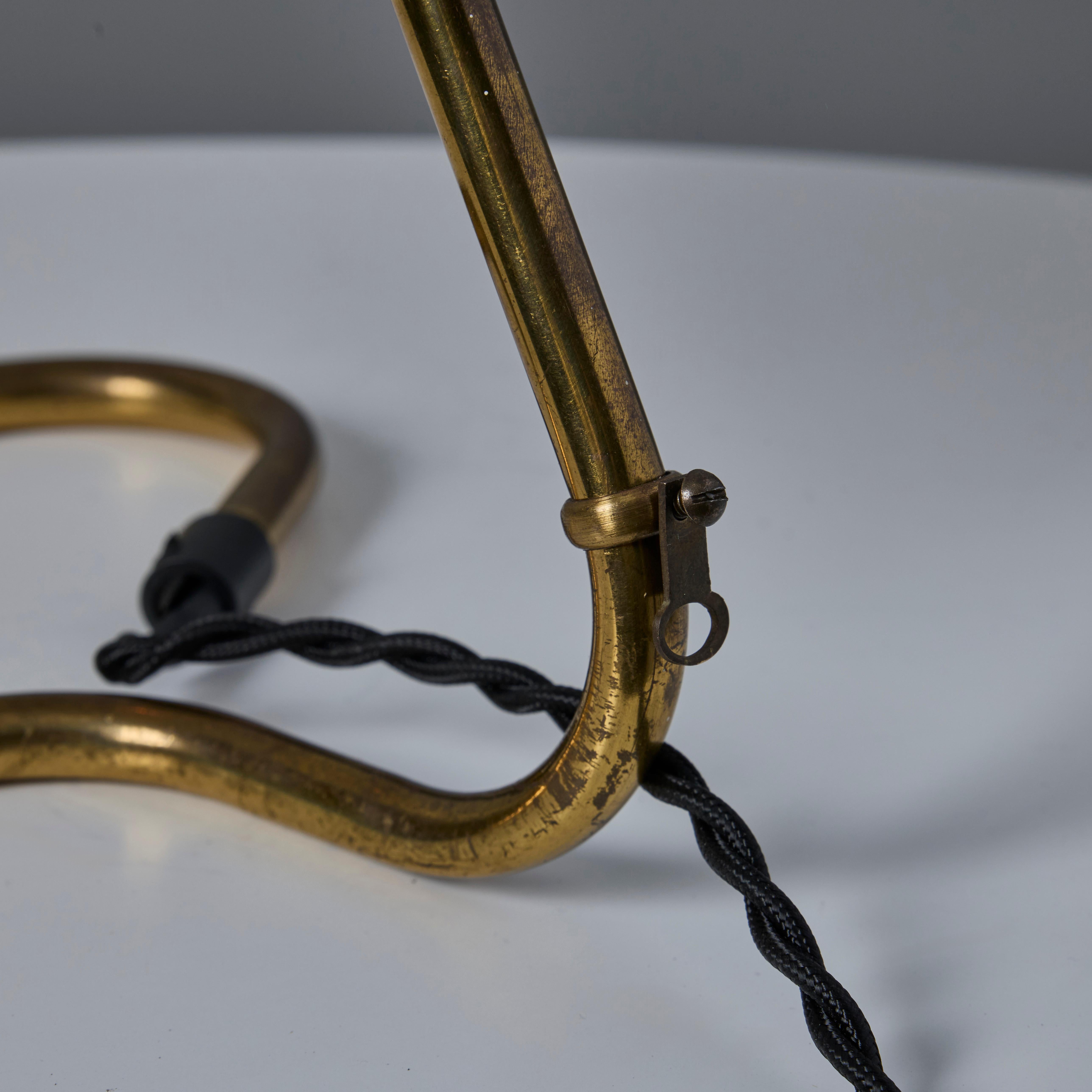 Paire de lampes de table Erik Warna 'GK14' des années 1950 à abat-jour perforé en noir et laiton en vente 9