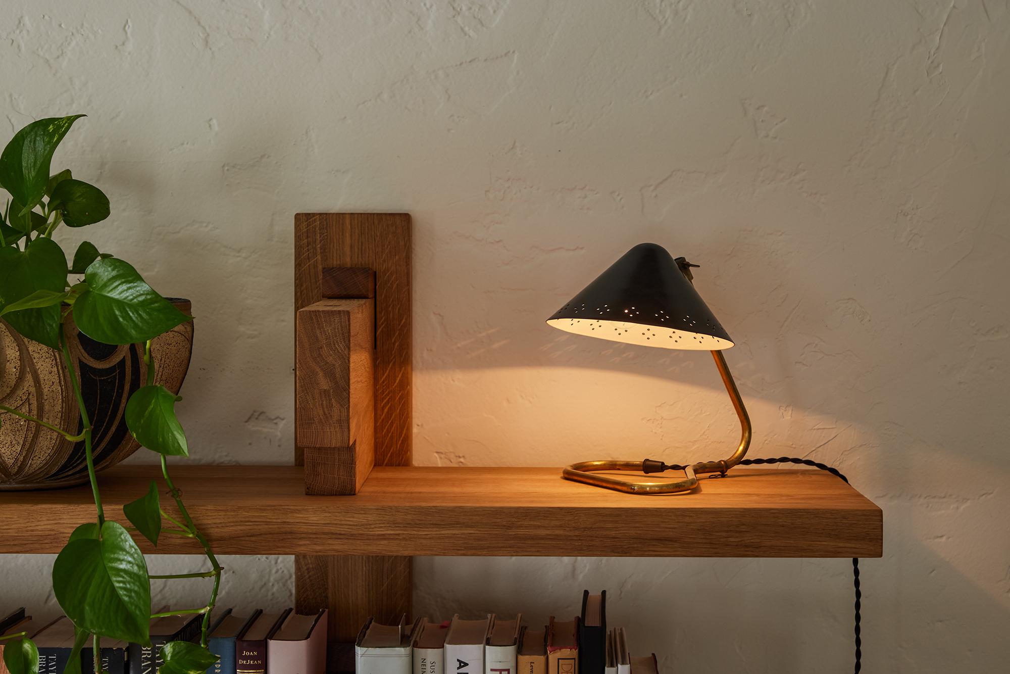 Mid-Century Modern Paire de lampes de table Erik Warna 'GK14' des années 1950 à abat-jour perforé en noir et laiton en vente