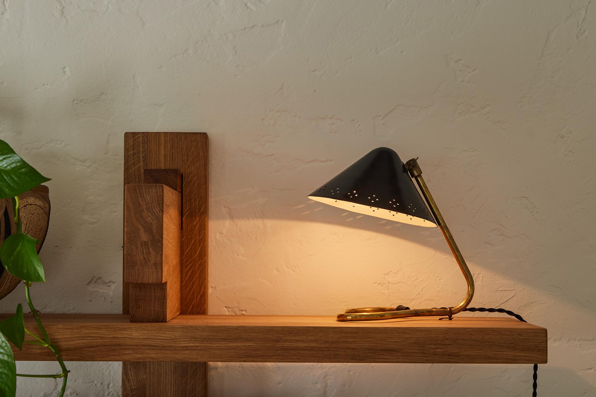 Suédois Paire de lampes de table Erik Warna 'GK14' des années 1950 à abat-jour perforé en noir et laiton en vente