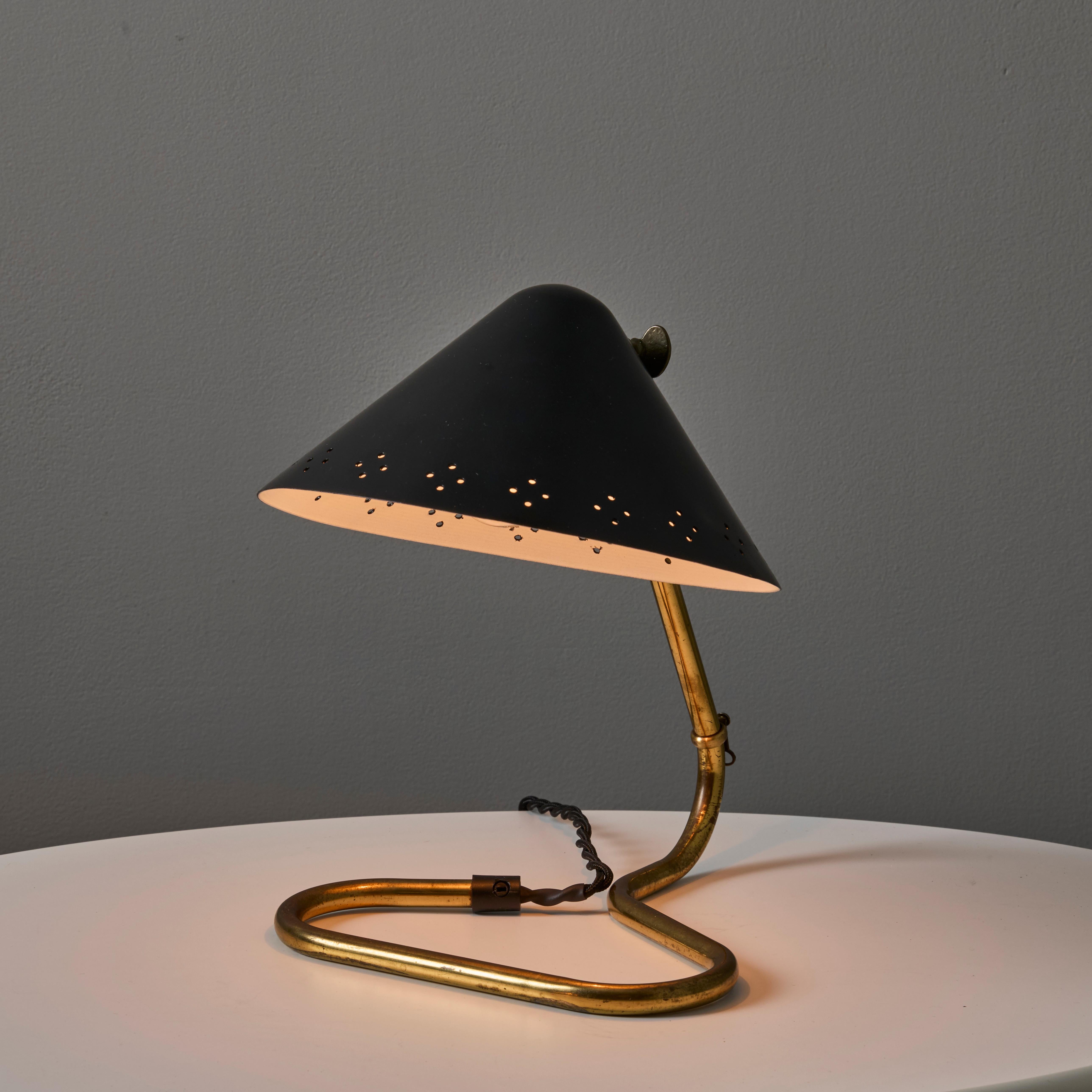 Milieu du XXe siècle Paire de lampes de table Erik Warna 'GK14' des années 1950 à abat-jour perforé en noir et laiton en vente