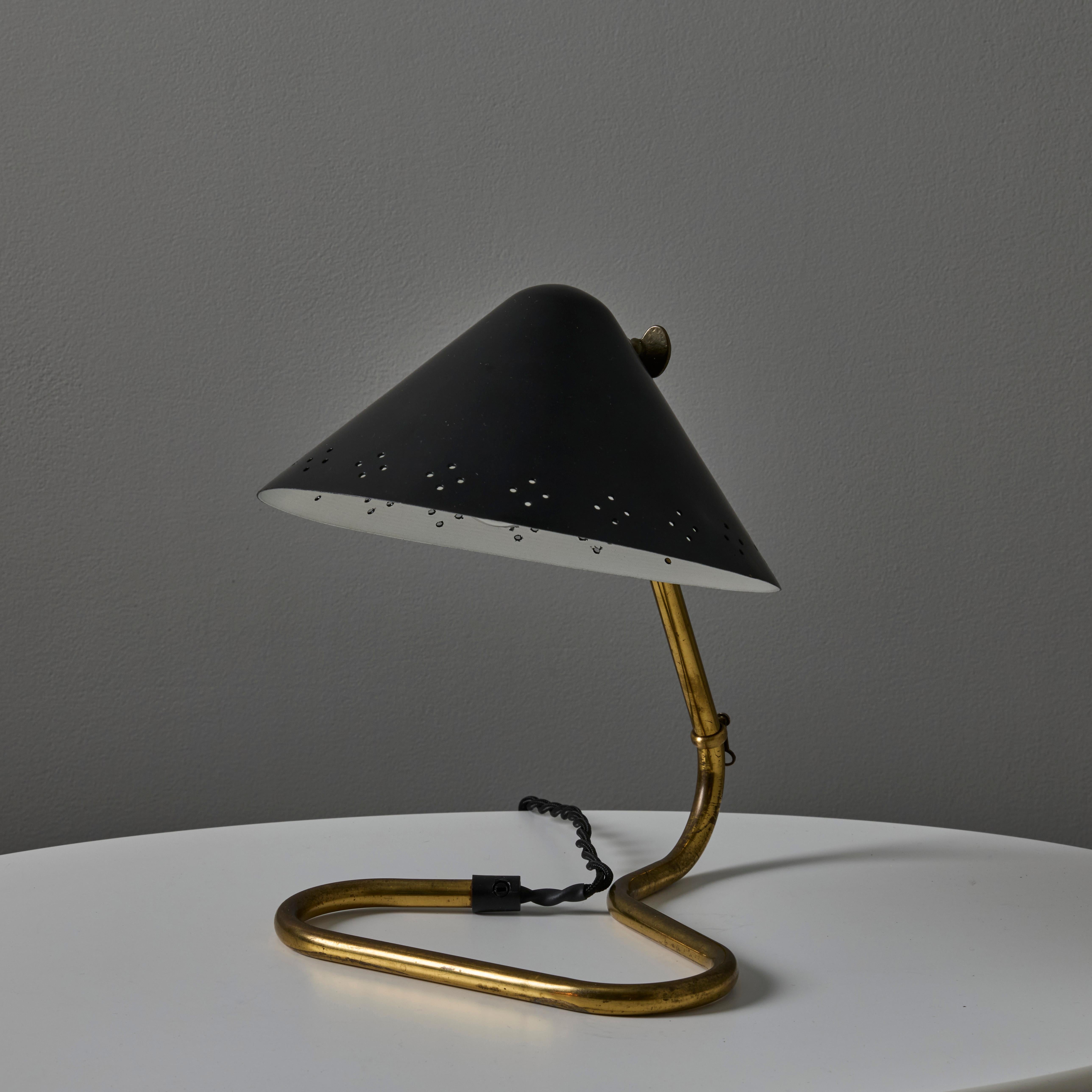 Aluminium Paire de lampes de table Erik Warna 'GK14' des années 1950 à abat-jour perforé en noir et laiton en vente