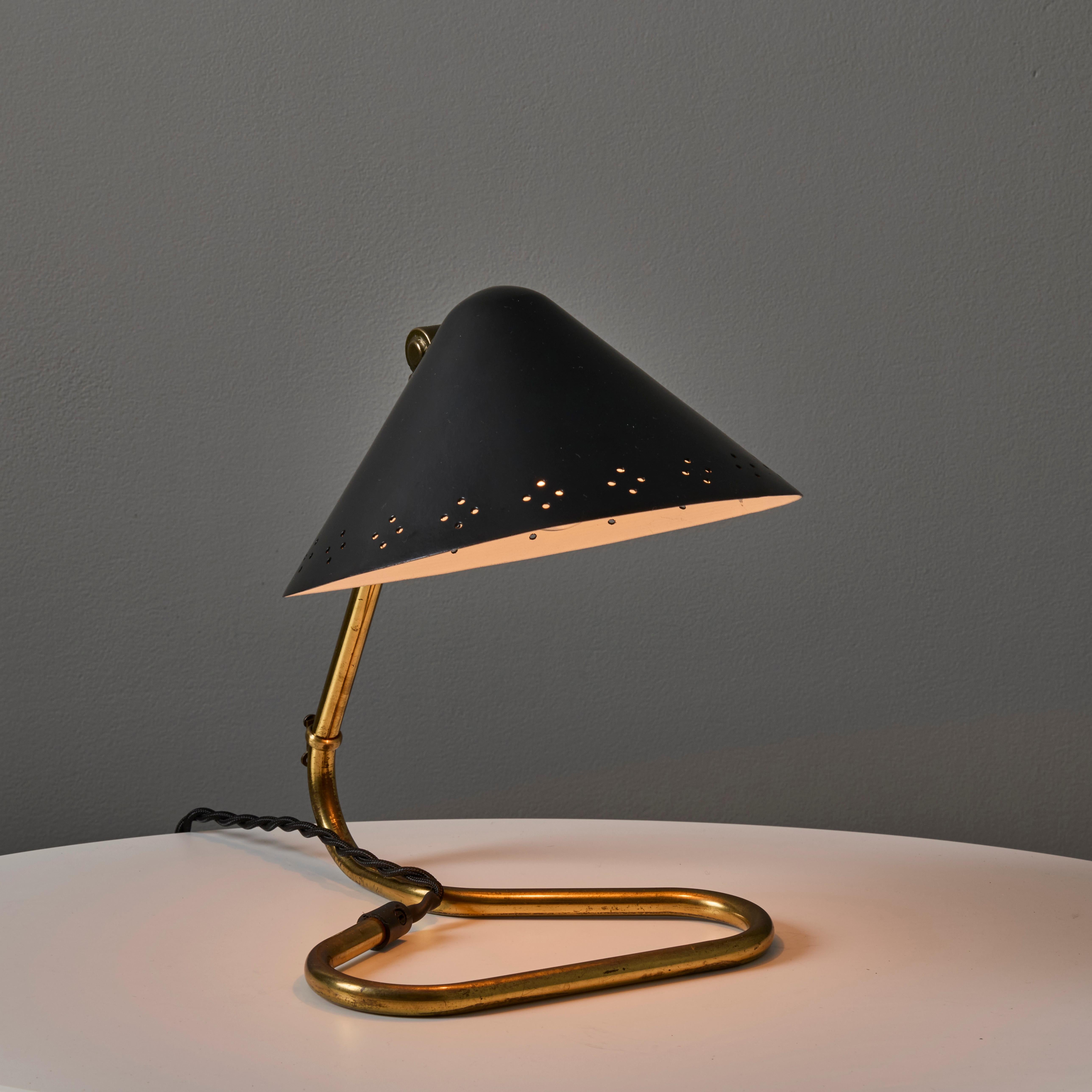 Paire de lampes de table Erik Warna 'GK14' des années 1950 à abat-jour perforé en noir et laiton en vente 1