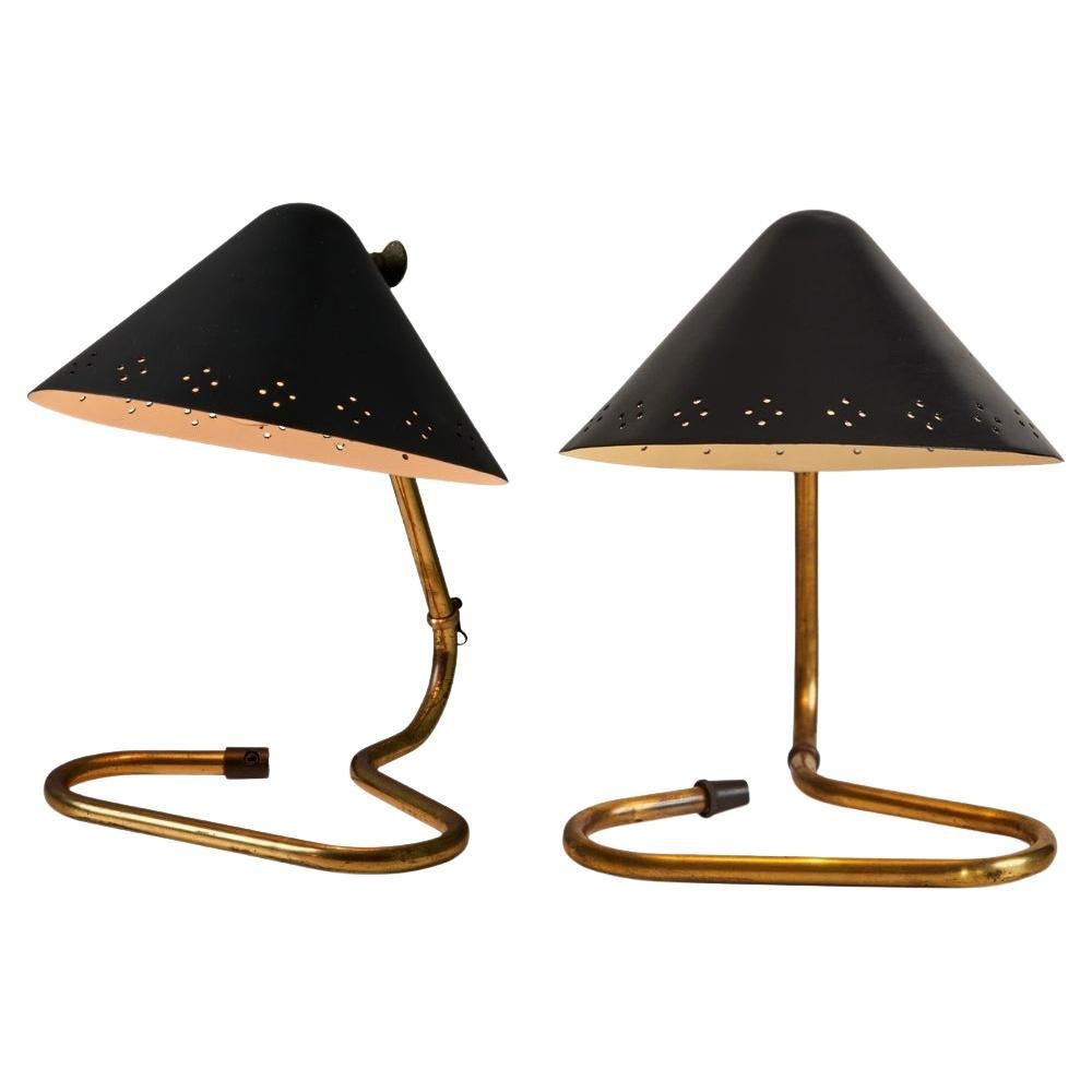 Coppia di lampade da tavolo con paralume traforato nero e ottone Erik Warna 'GK14' degli anni '50