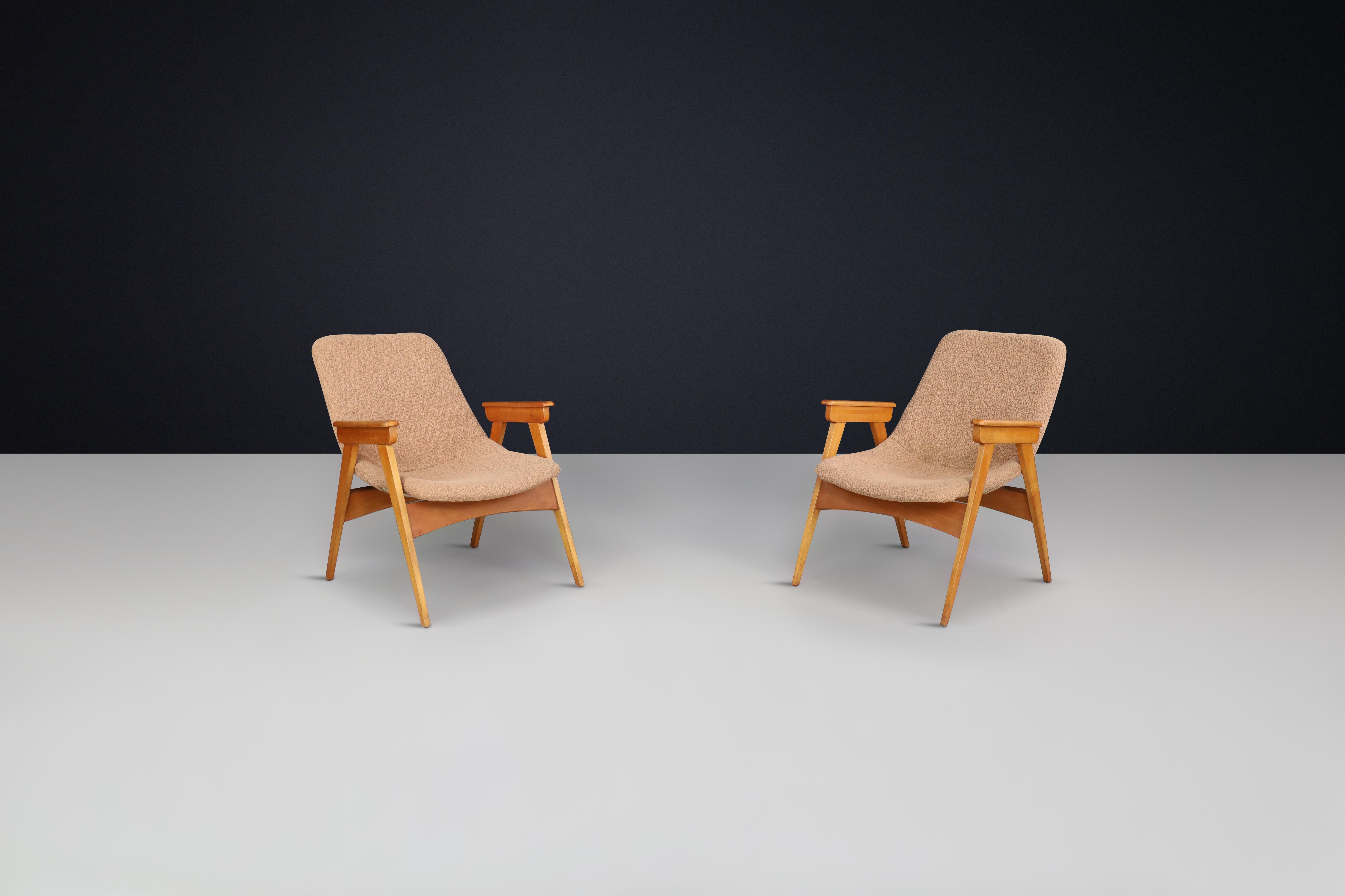 Coppia di sedie da salotto europee in faggio e fibra di vetro degli anni '50 - metà secolo moderno

Questa eccezionale coppia di sedie da salotto europee degli anni '50 cattura la raffinata eleganza e l'innovazione dei materiali del design moderno