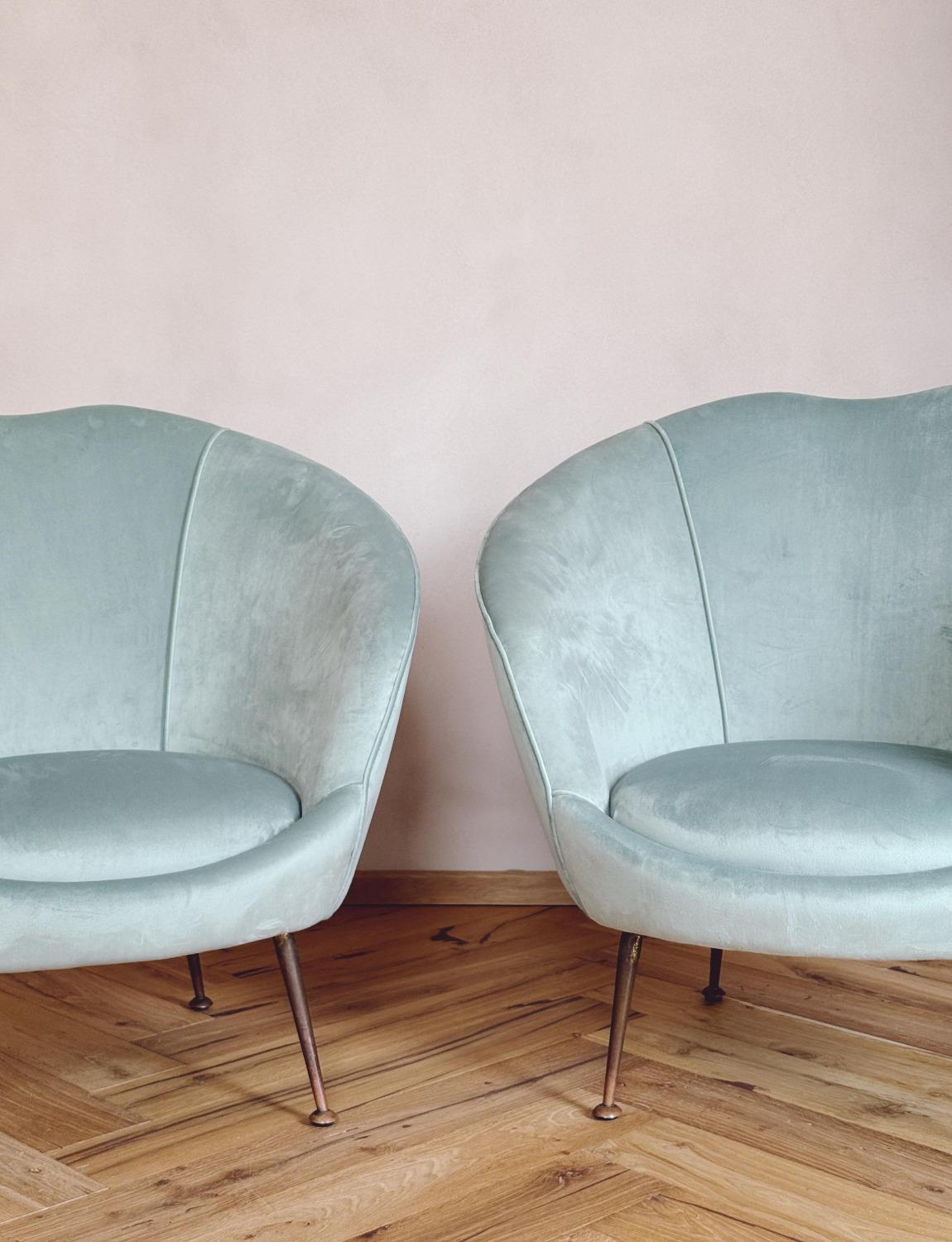 Poltrone italiane originali degli anni '50 del grande designer Federico Munari. Queste sedie sono state completamente restaurate qui in Italia e tappezzate con un velluto italiano verde Tiffany chiaro e blu. Le sedie hanno una meravigliosa forma