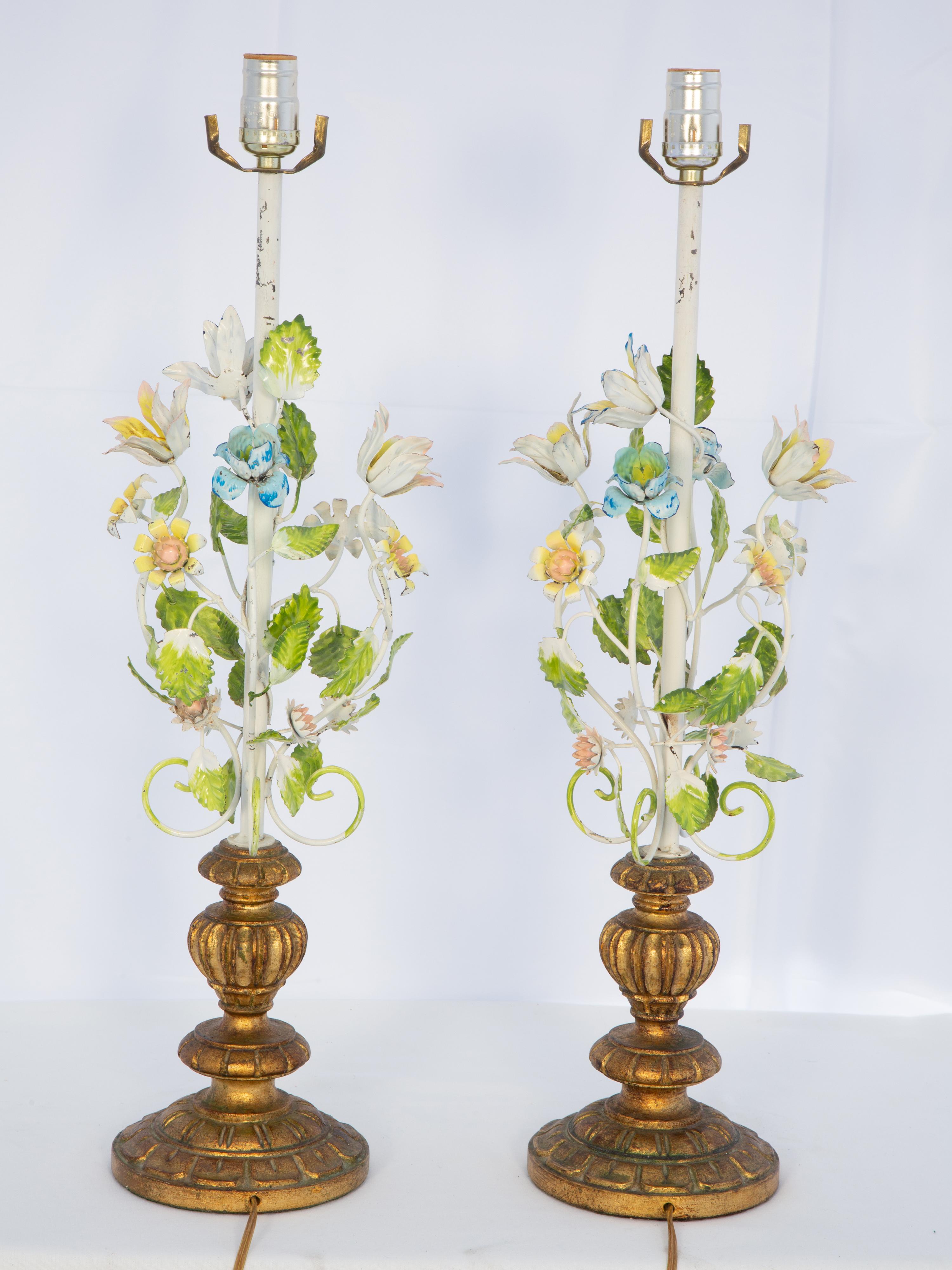Italian Pair of 1950s Floral Tole Table Lamps on Carved Giltwood Bases For Sale