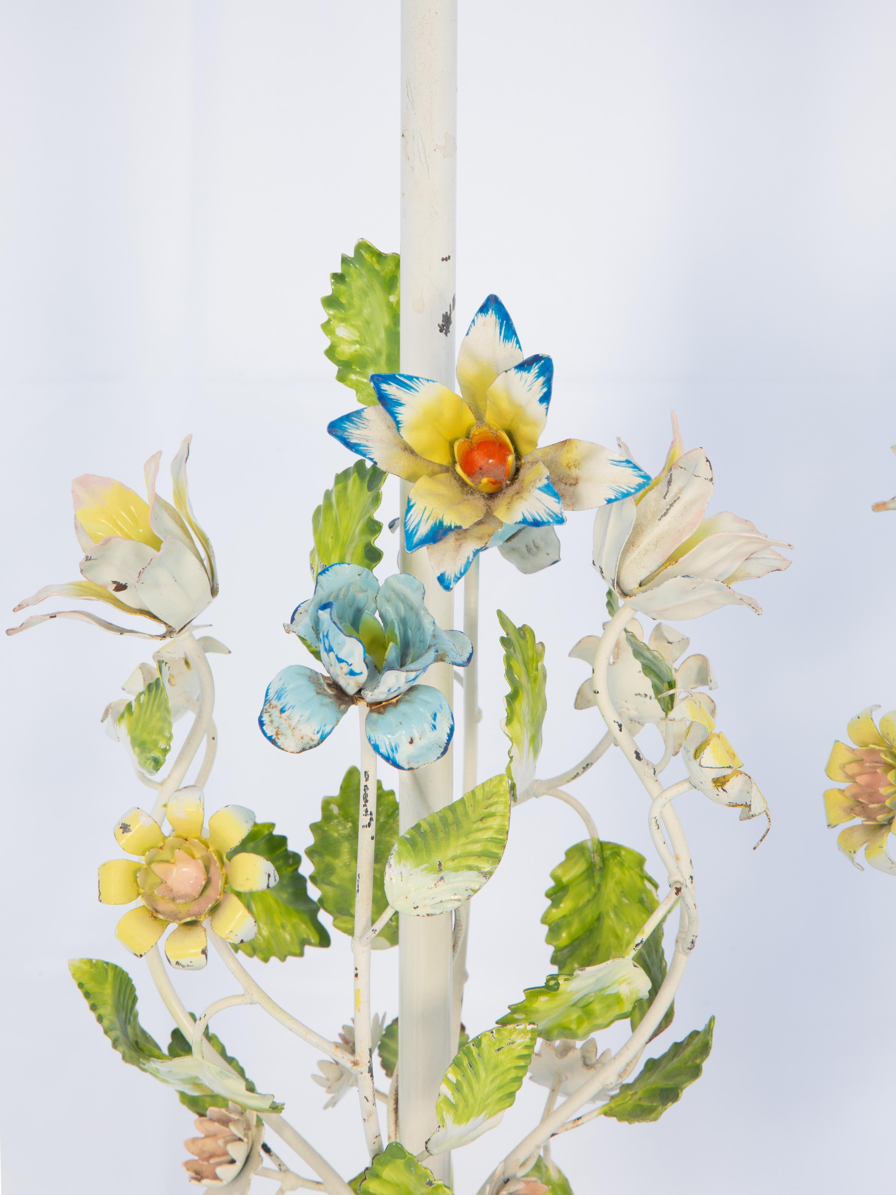 Polychromed Pair of 1950s Floral Tole Table Lamps on Carved Giltwood Bases For Sale