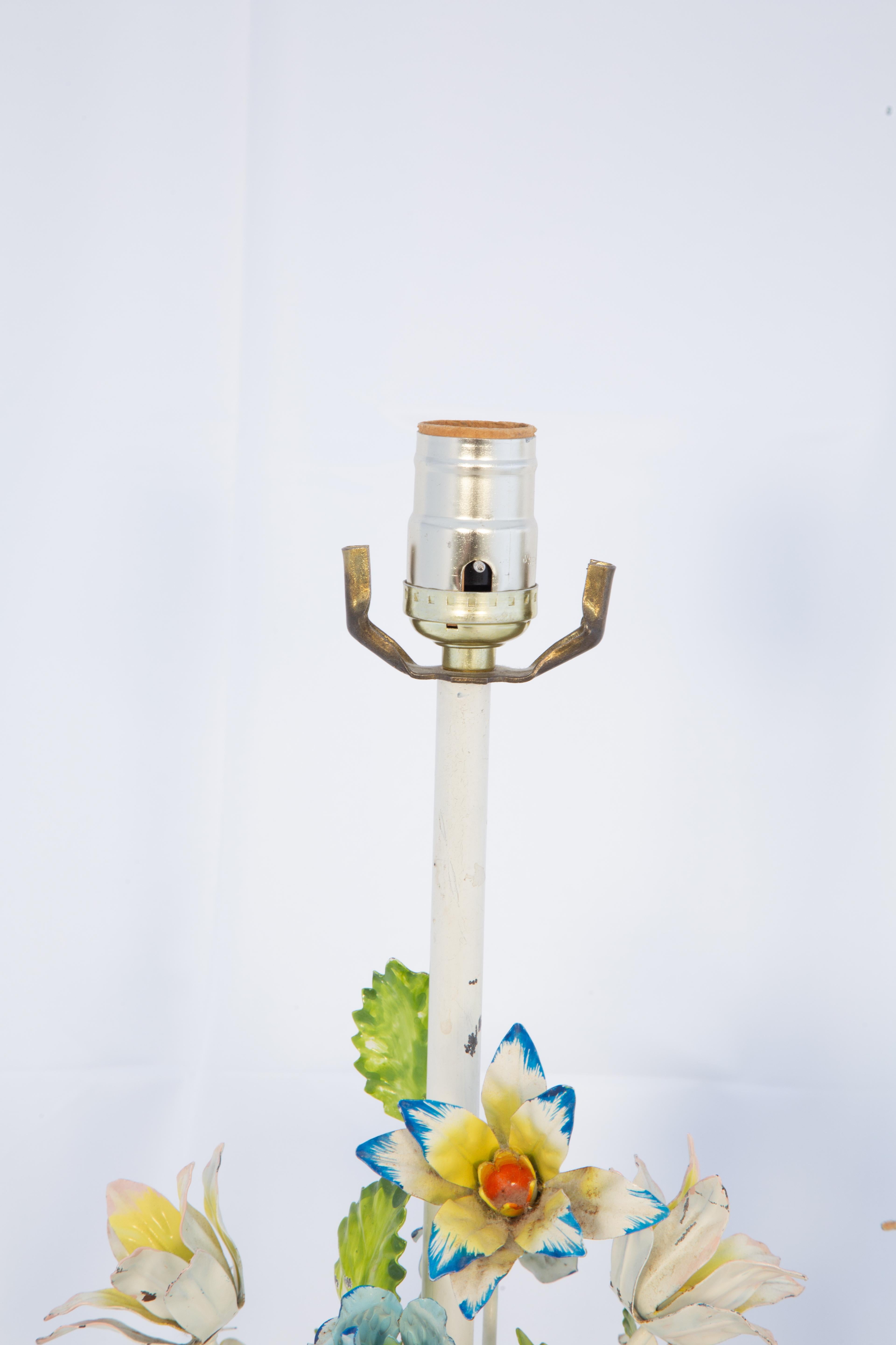 Pair of 1950s Floral Tole Table Lamps on Carved Giltwood Bases In Good Condition For Sale In West Palm Beach, FL