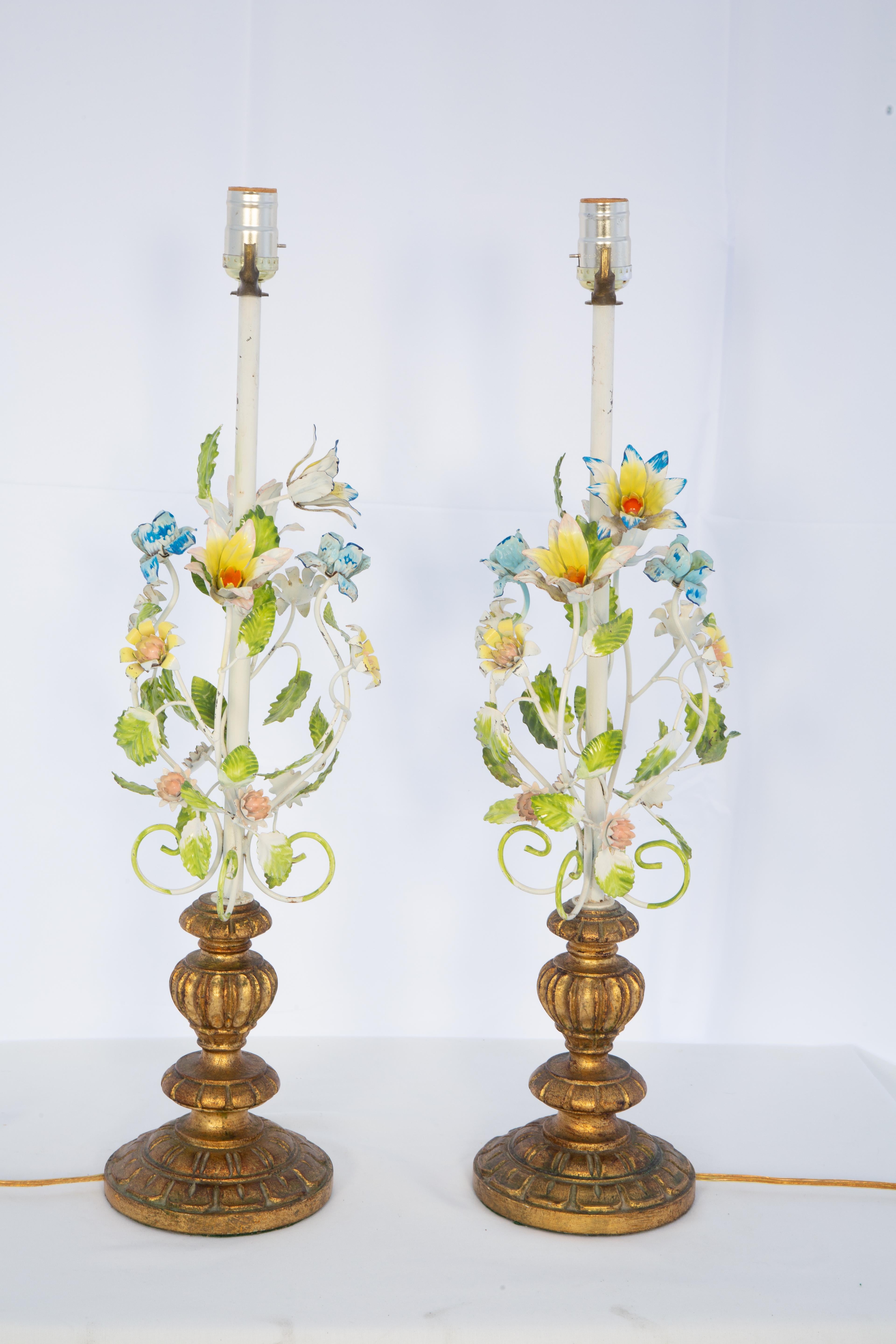Pair of 1950s Floral Tole Table Lamps on Carved Giltwood Bases For Sale 2