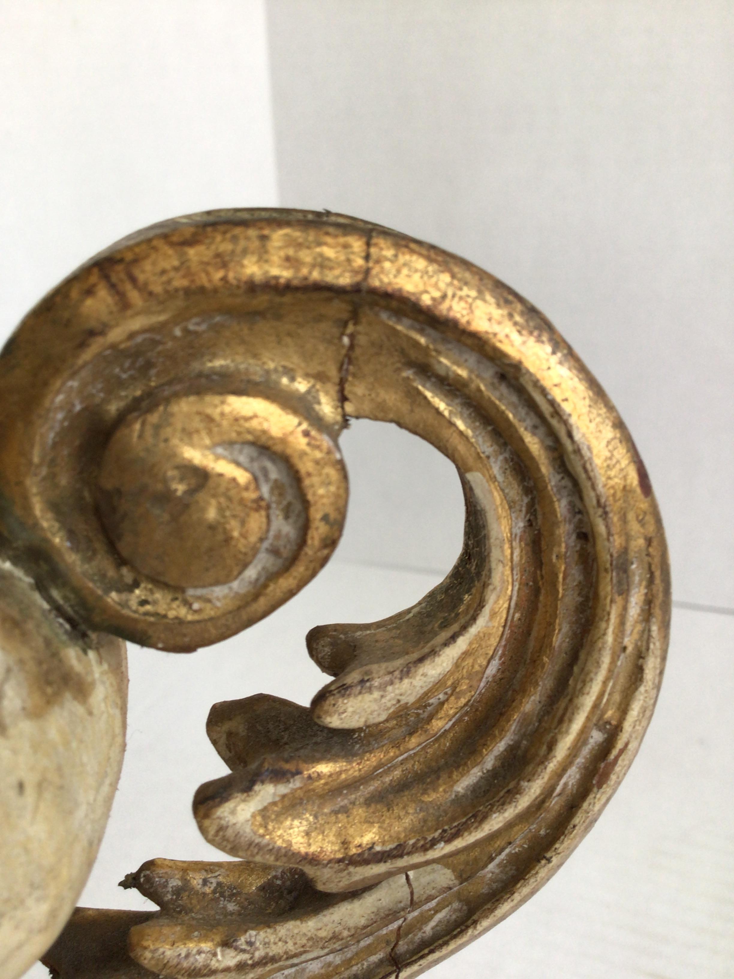Paire de lampes de table Florentine des années 1950 en bois sculpté et peint sur socle en laiton doré en vente 3