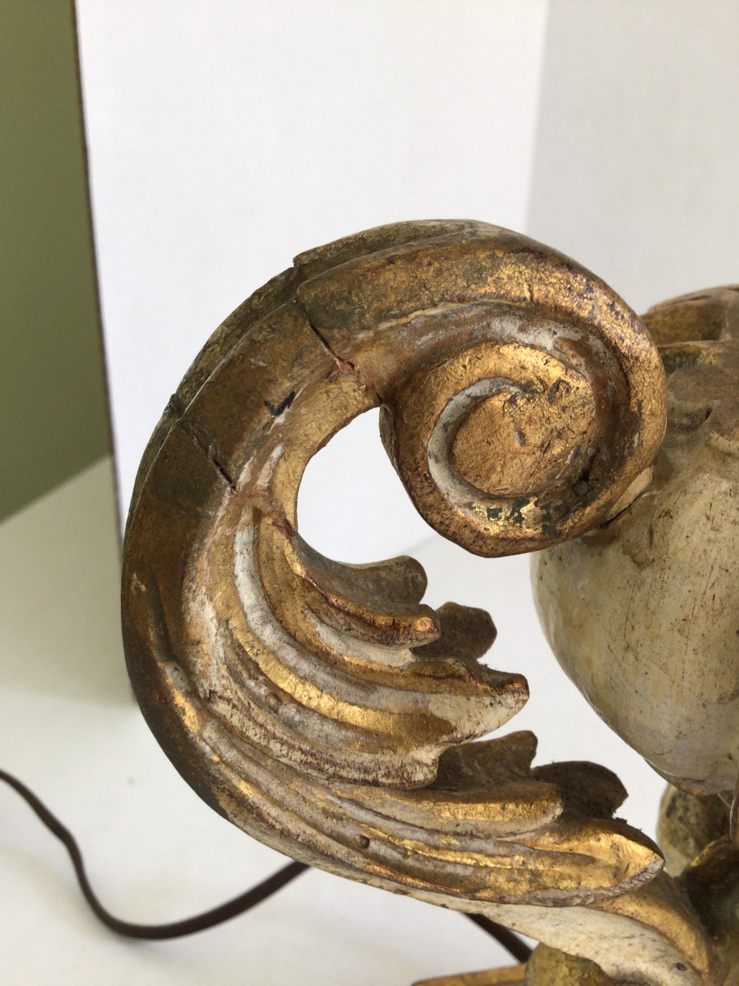 Paire de lampes de table Florentine des années 1950 en bois sculpté et peint sur socle en laiton doré en vente 4