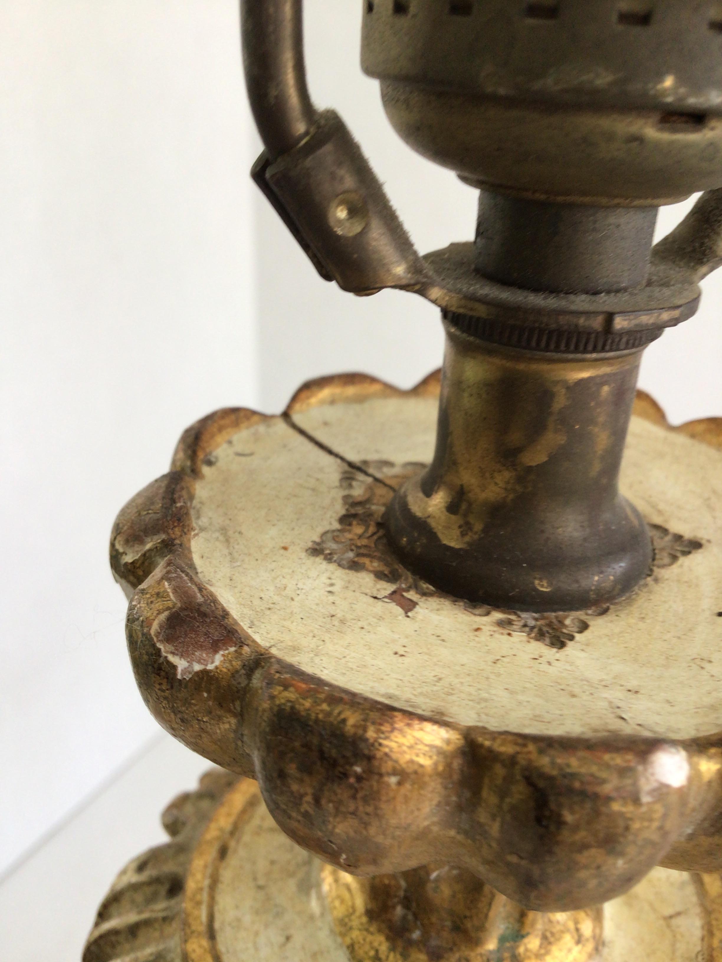 Paire de lampes de table Florentine des années 1950 en bois sculpté et peint sur socle en laiton doré en vente 5