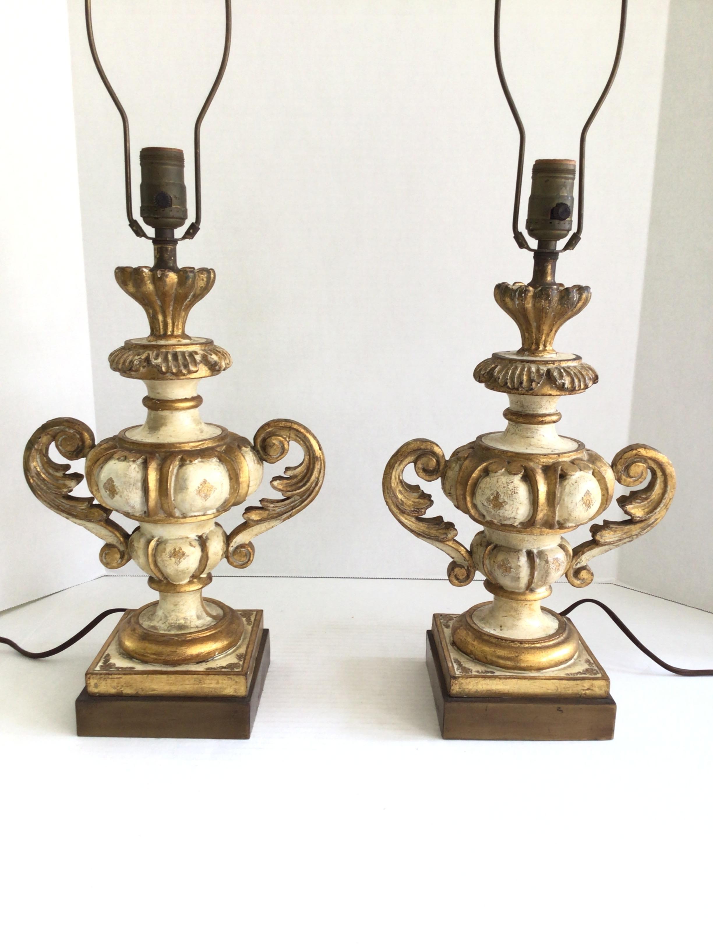 Paire de lampes de table Florentine des années 1950 en bois sculpté et peint sur socle en laiton doré
Hauteur au sommet de l'épi : 27