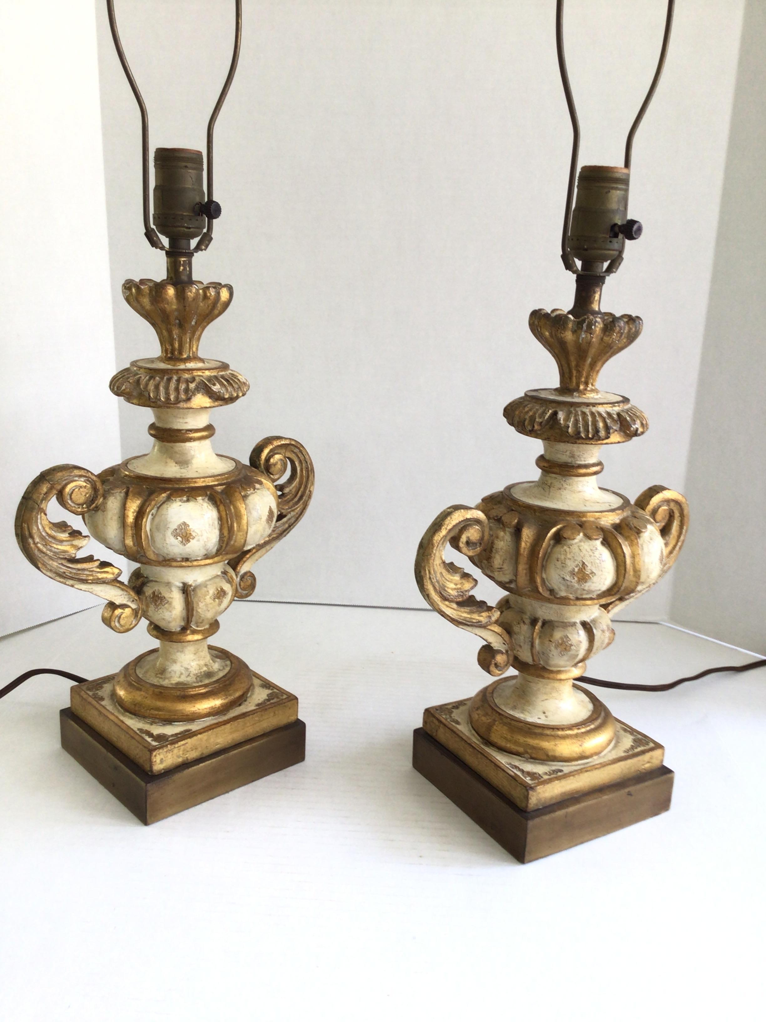 italien Paire de lampes de table Florentine des années 1950 en bois sculpté et peint sur socle en laiton doré en vente