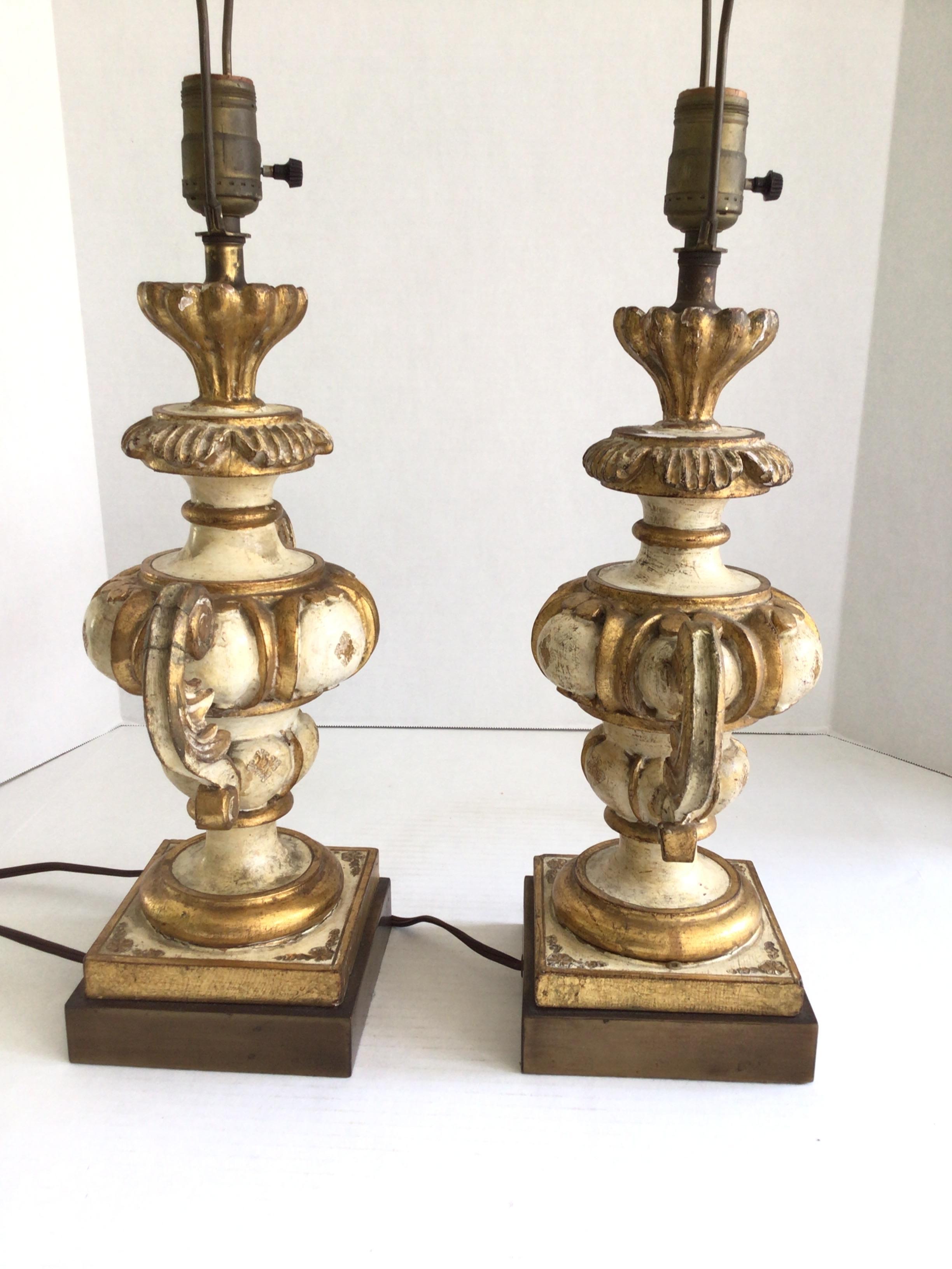 Sculpté Paire de lampes de table Florentine des années 1950 en bois sculpté et peint sur socle en laiton doré en vente