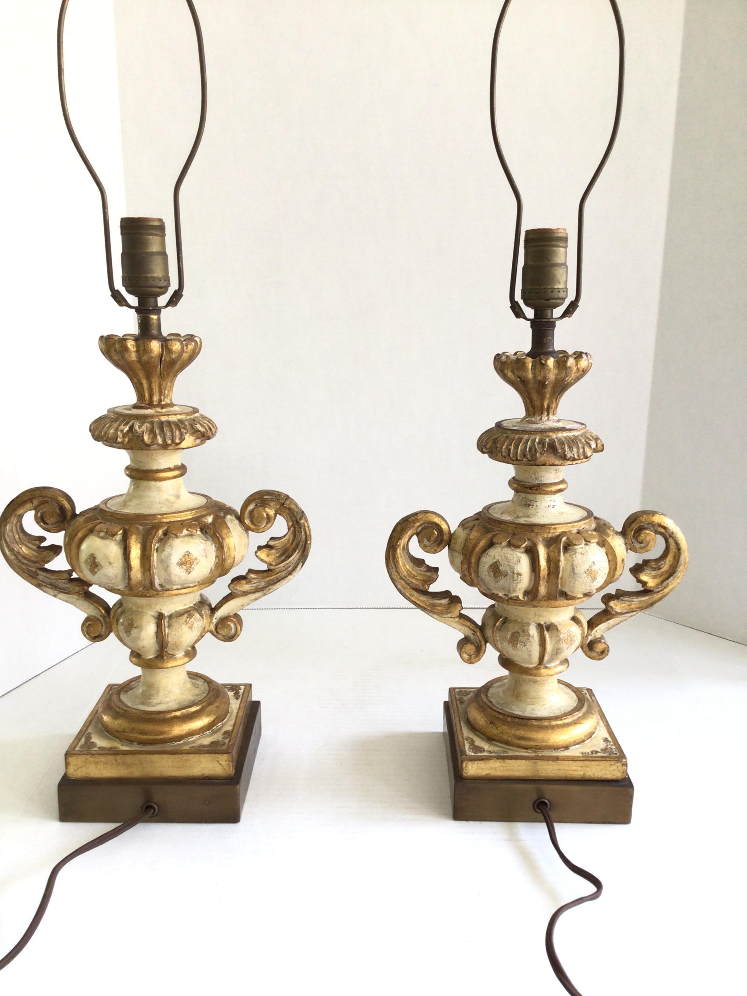 Paire de lampes de table Florentine des années 1950 en bois sculpté et peint sur socle en laiton doré Bon état - En vente à Tarrytown, NY