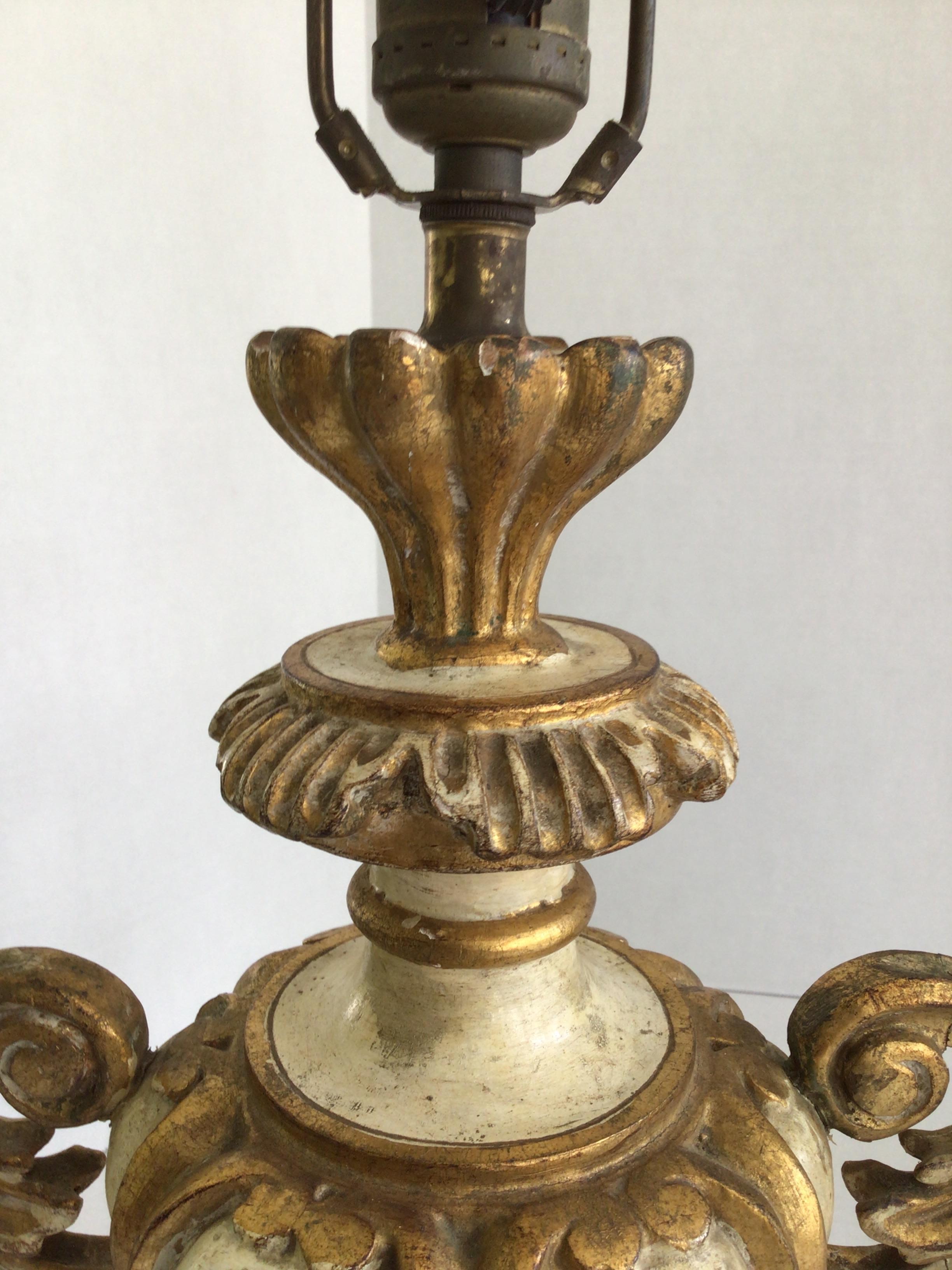 Milieu du XXe siècle Paire de lampes de table Florentine des années 1950 en bois sculpté et peint sur socle en laiton doré en vente