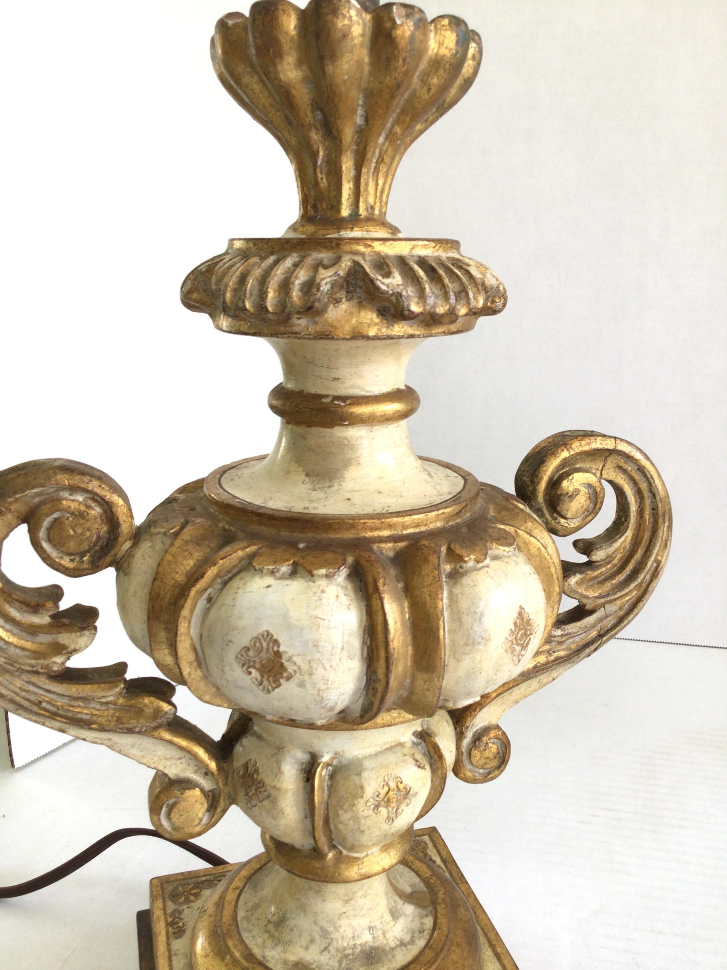 Bois Paire de lampes de table Florentine des années 1950 en bois sculpté et peint sur socle en laiton doré en vente