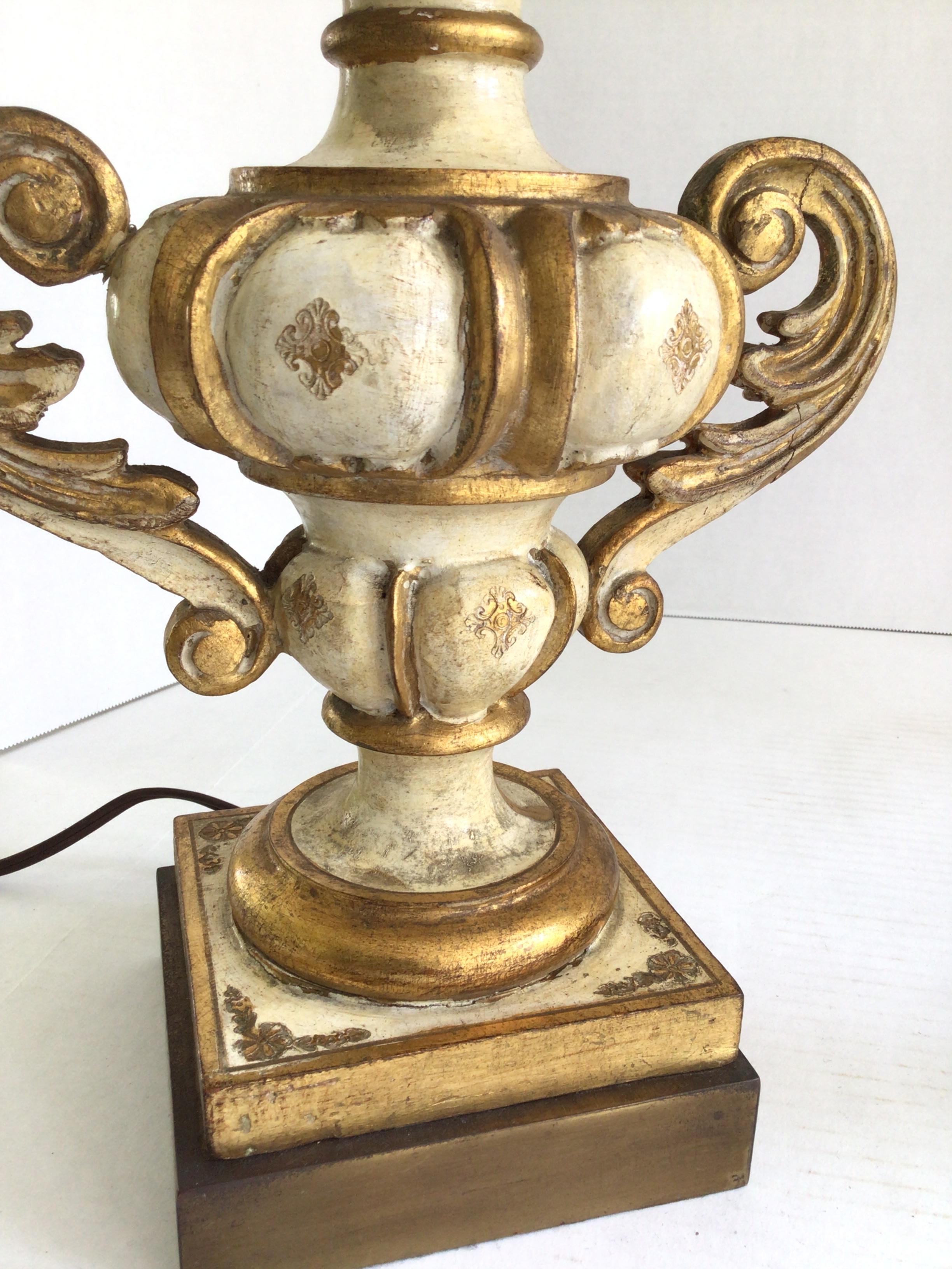 Paire de lampes de table Florentine des années 1950 en bois sculpté et peint sur socle en laiton doré en vente 1