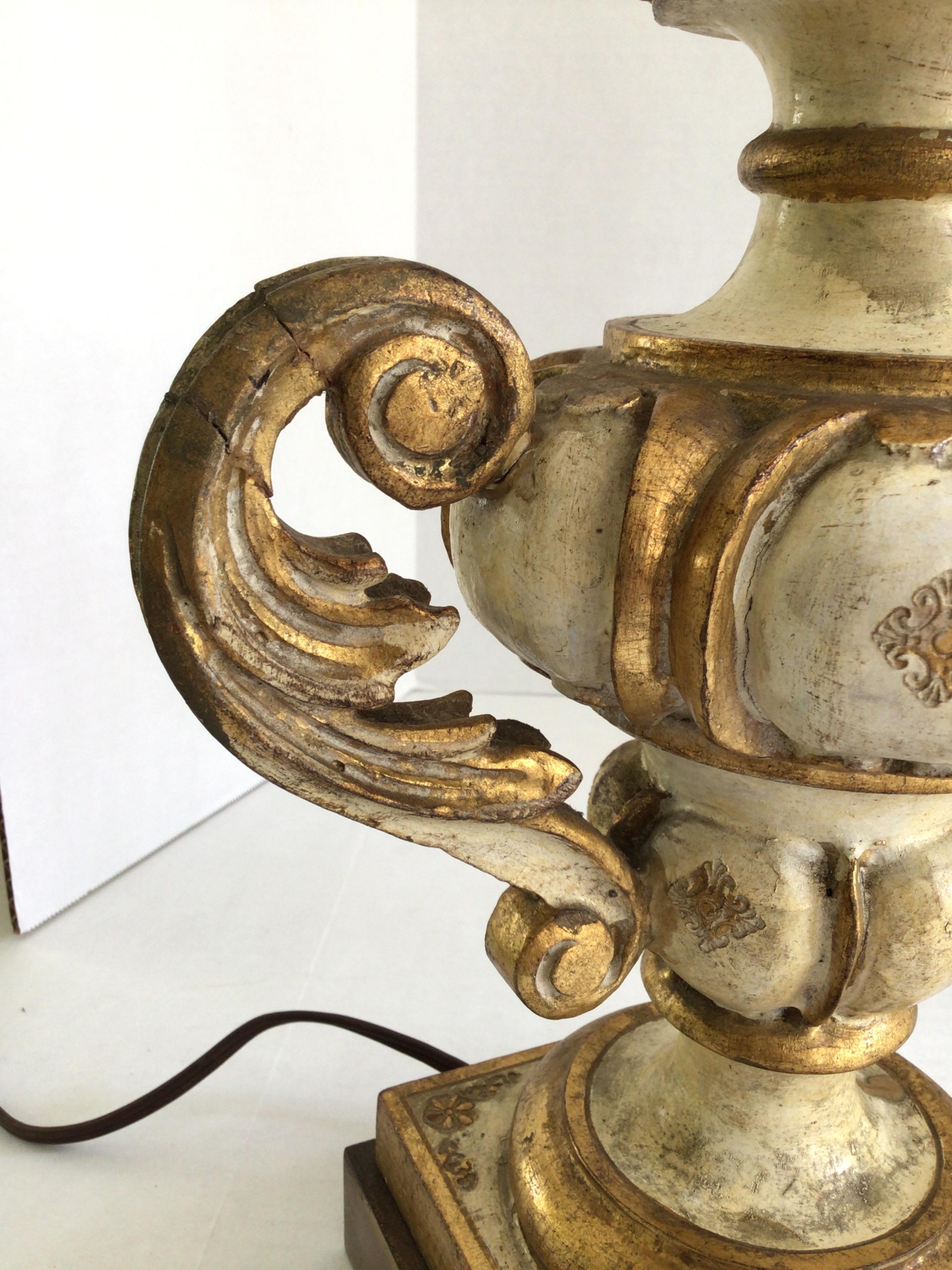 Paire de lampes de table Florentine des années 1950 en bois sculpté et peint sur socle en laiton doré en vente 2