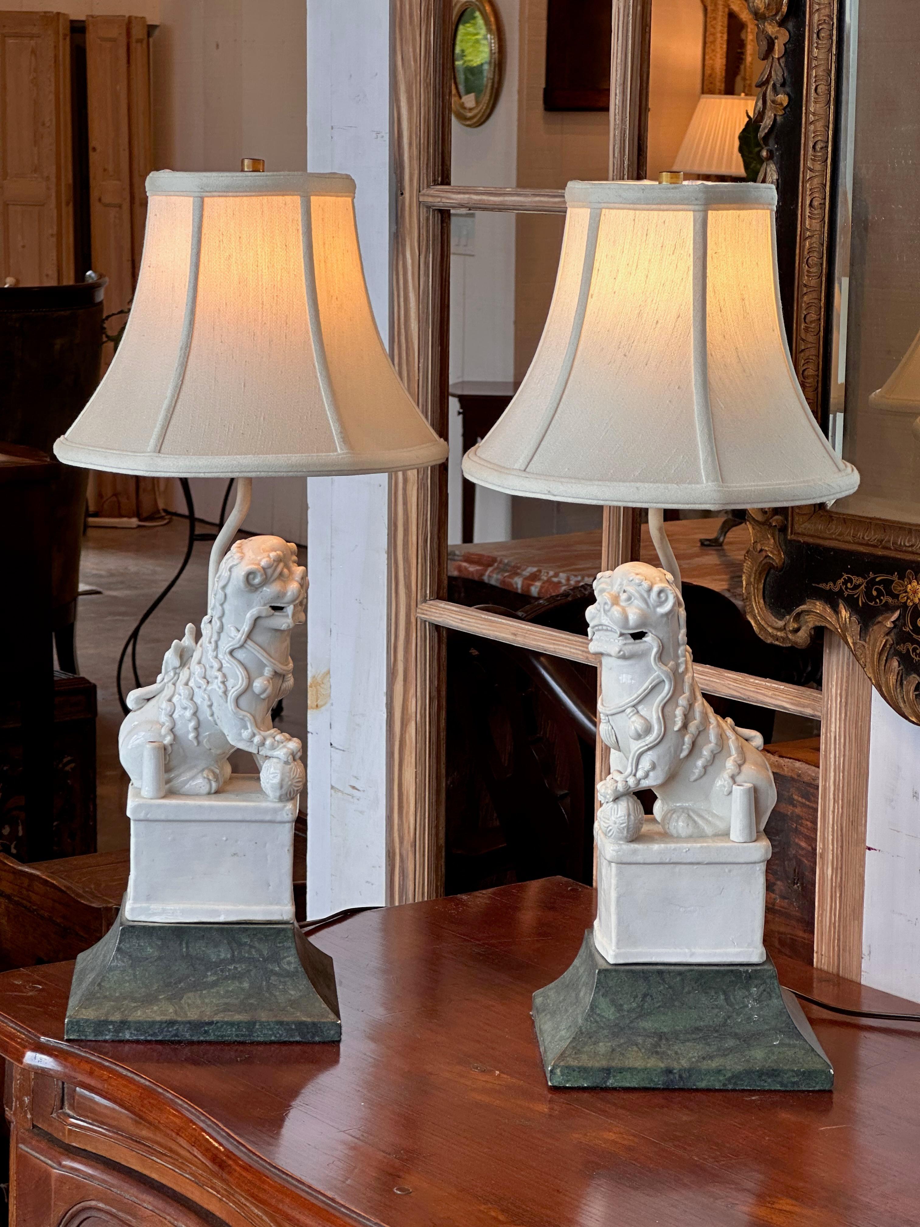 Pair of 1950s Foo Dog Lamps In Good Condition For Sale In Charlottesville, VA