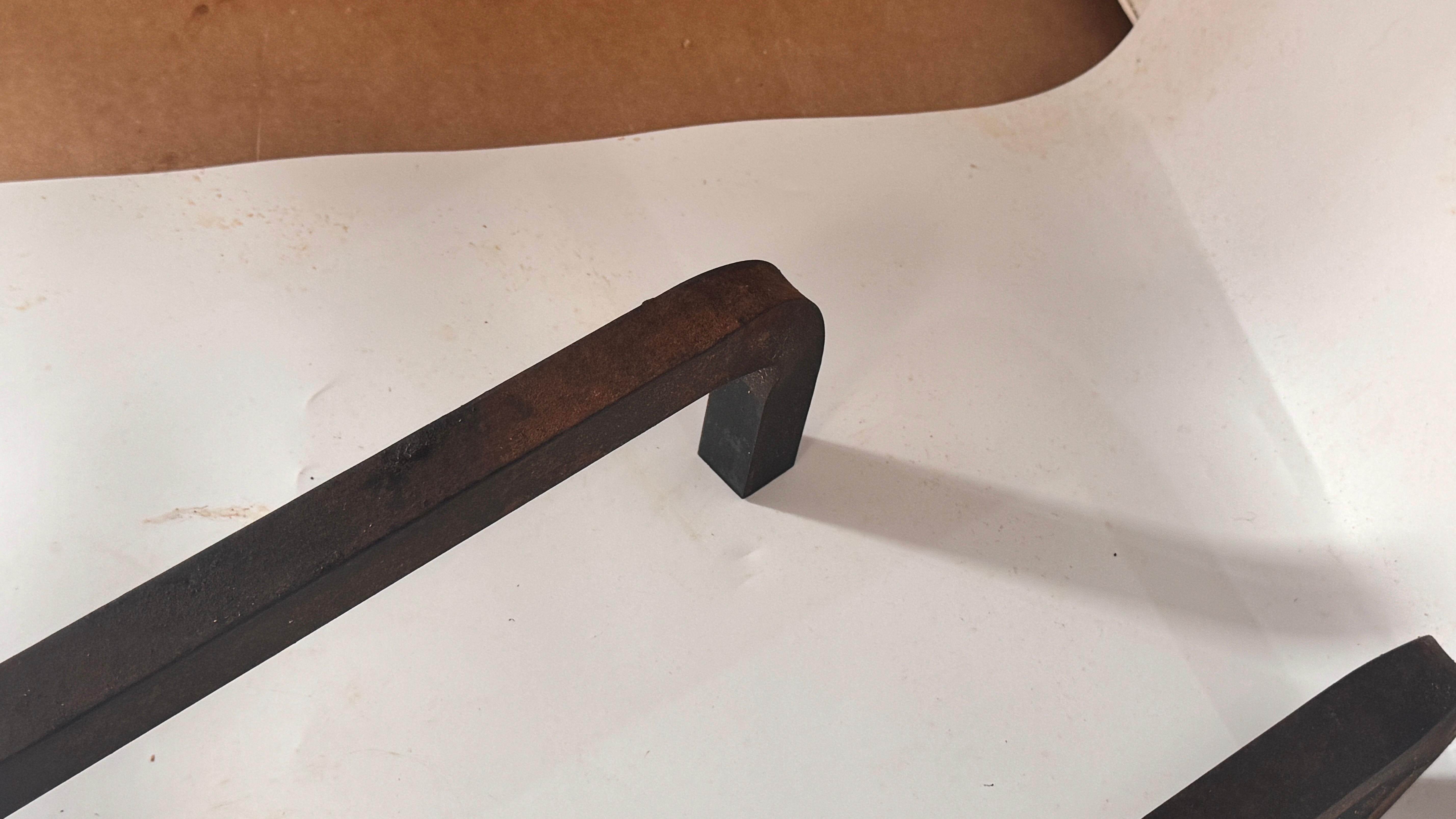 Coppia di androni francesi degli anni '50 - Ghisa nera con terminali in ottone in vendita 7