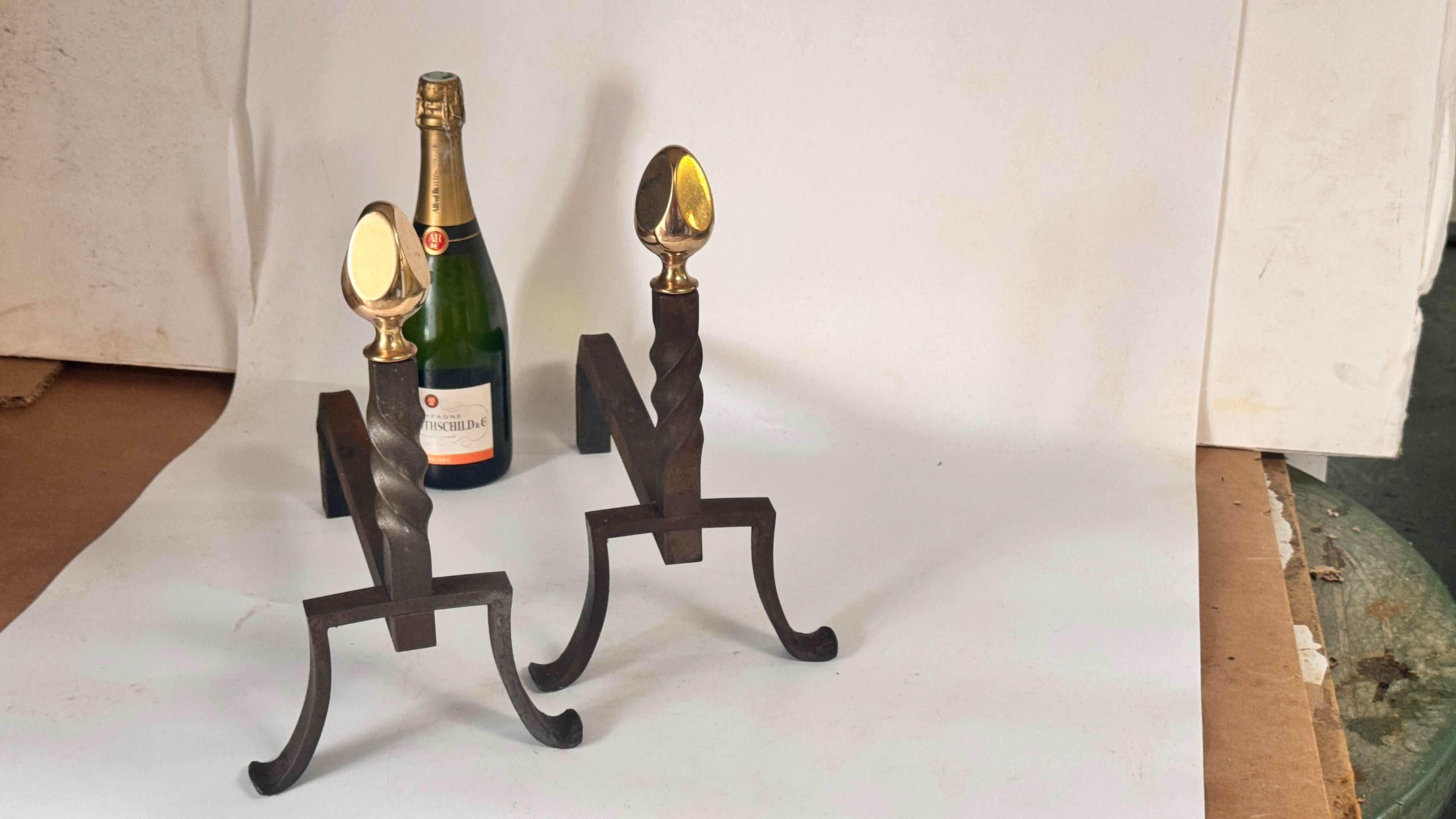 Coppia di androni francesi degli anni '50 - Ghisa nera con terminali in ottone

Descrizione:
Questa elegante coppia di androni francesi è stata realizzata negli anni '50 e combina la forza della ghisa nera con la raffinatezza dei terminali in ottone