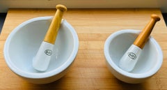 Paar 1950er Jahre Französisch Apotheker Porzellan Mörser & Pistill G.D.V. Bruère Größe 1&2