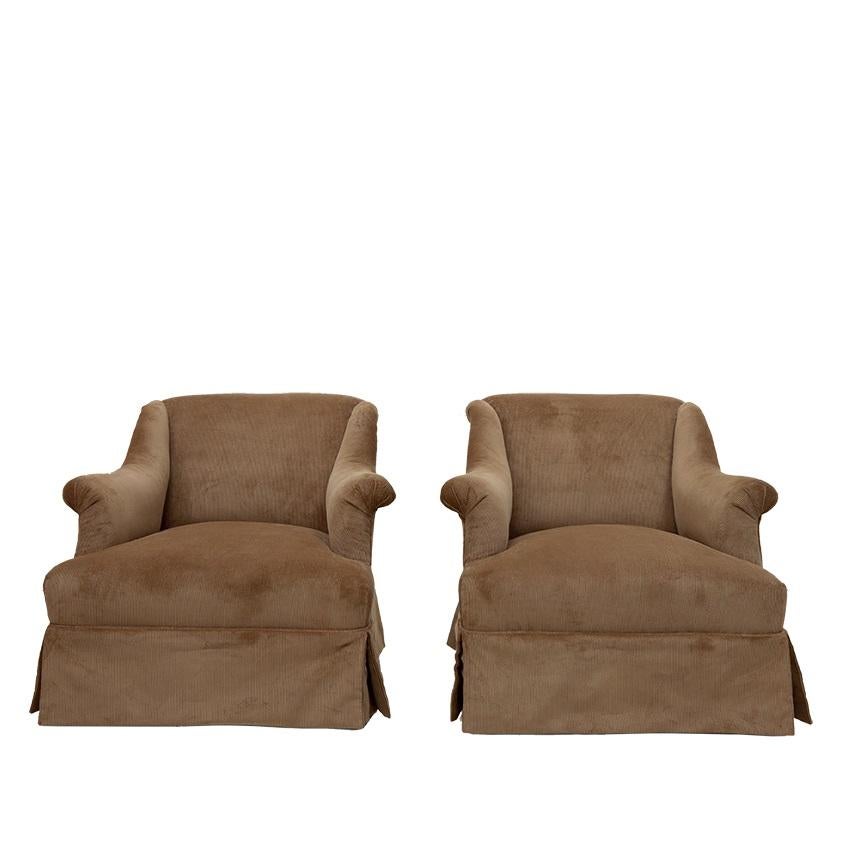 Une paire de fauteuils français des années 1950 entièrement restaurés et tapissés d'un joli tissu en velours côtelé pour ajouter plus de confort et de charme.