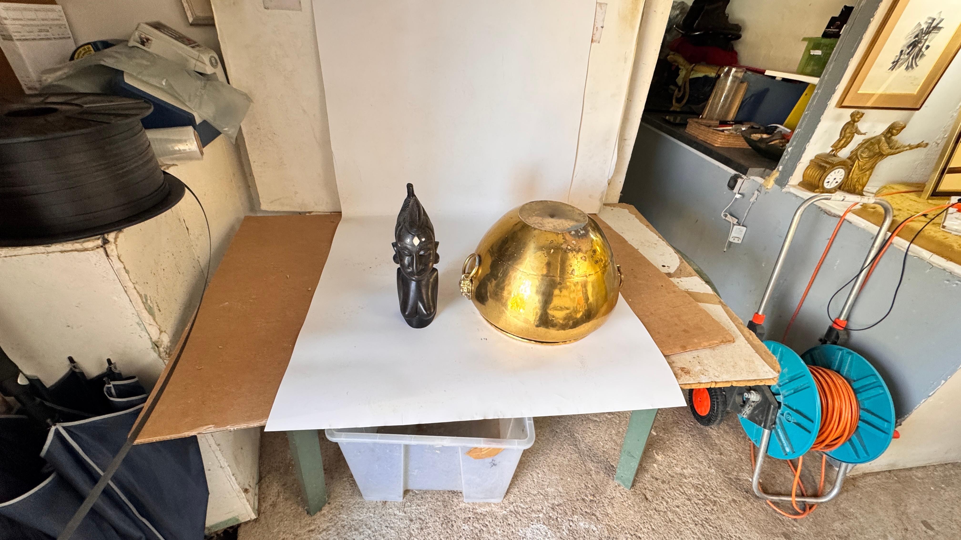 Coppia di cache-pot francesi in ottone degli anni '50 - ornamenti a testa di leone e manici ad anello in vendita 3