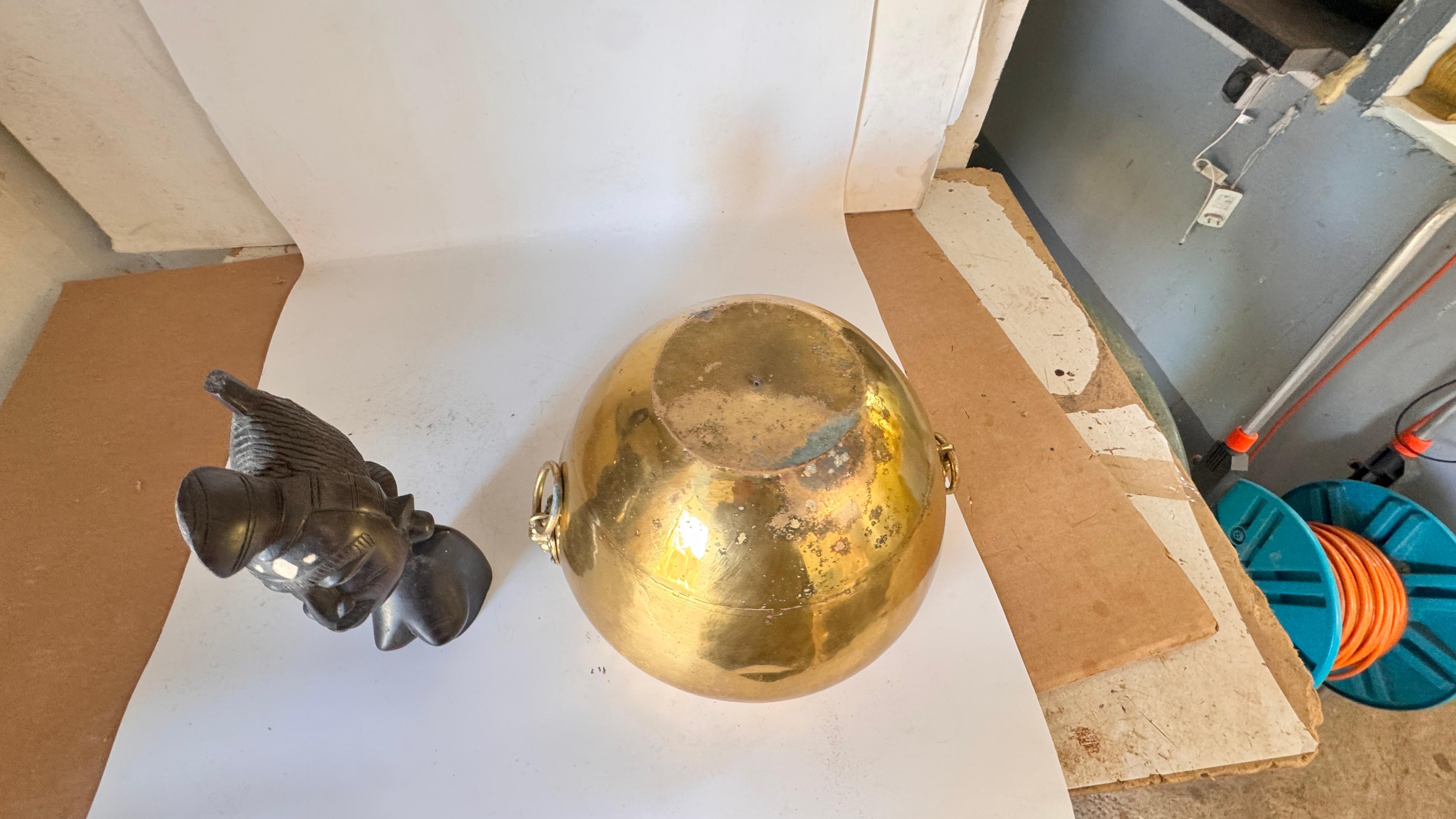 Coppia di cache-pot francesi in ottone degli anni '50 - ornamenti a testa di leone e manici ad anello in vendita 4