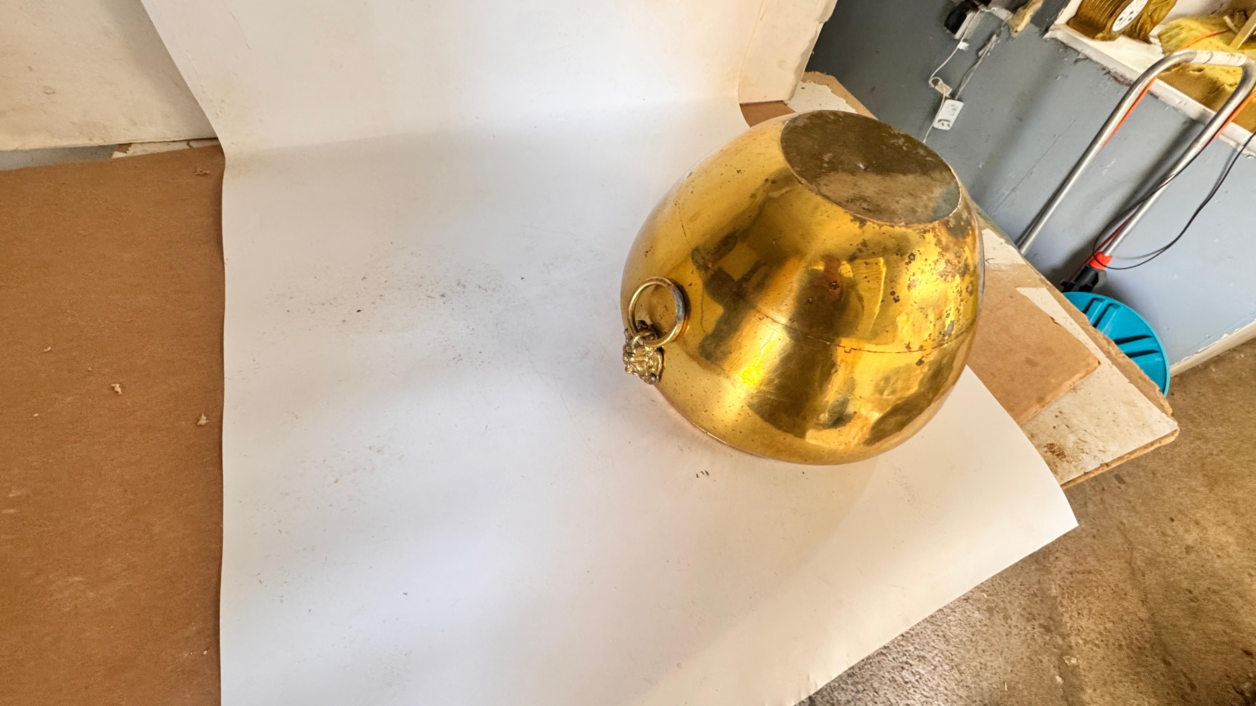 Coppia di cache-pot francesi in ottone degli anni '50 - ornamenti a testa di leone e manici ad anello in vendita 5