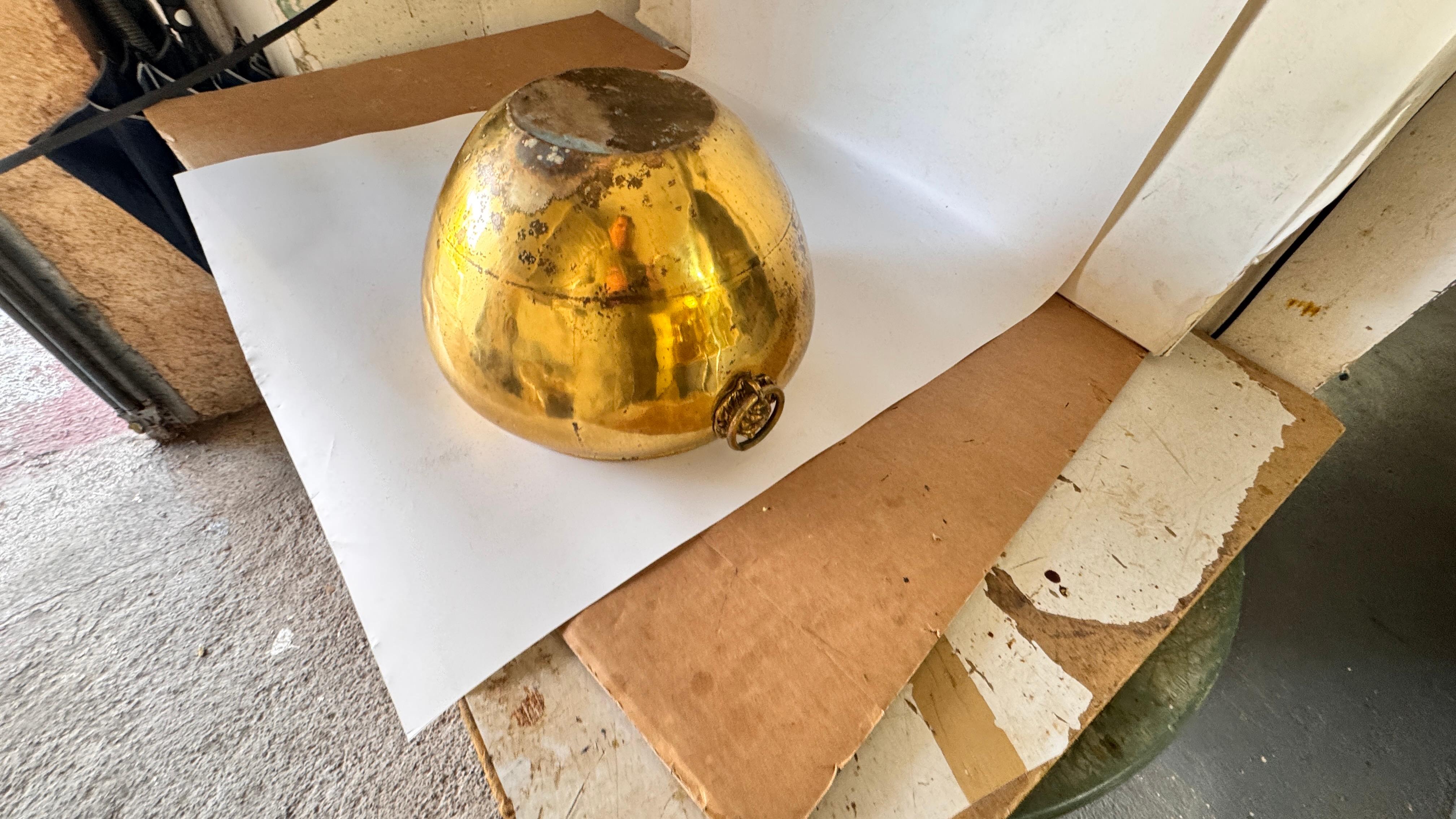 Coppia di cache-pot francesi in ottone degli anni '50 - ornamenti a testa di leone e manici ad anello in vendita 6