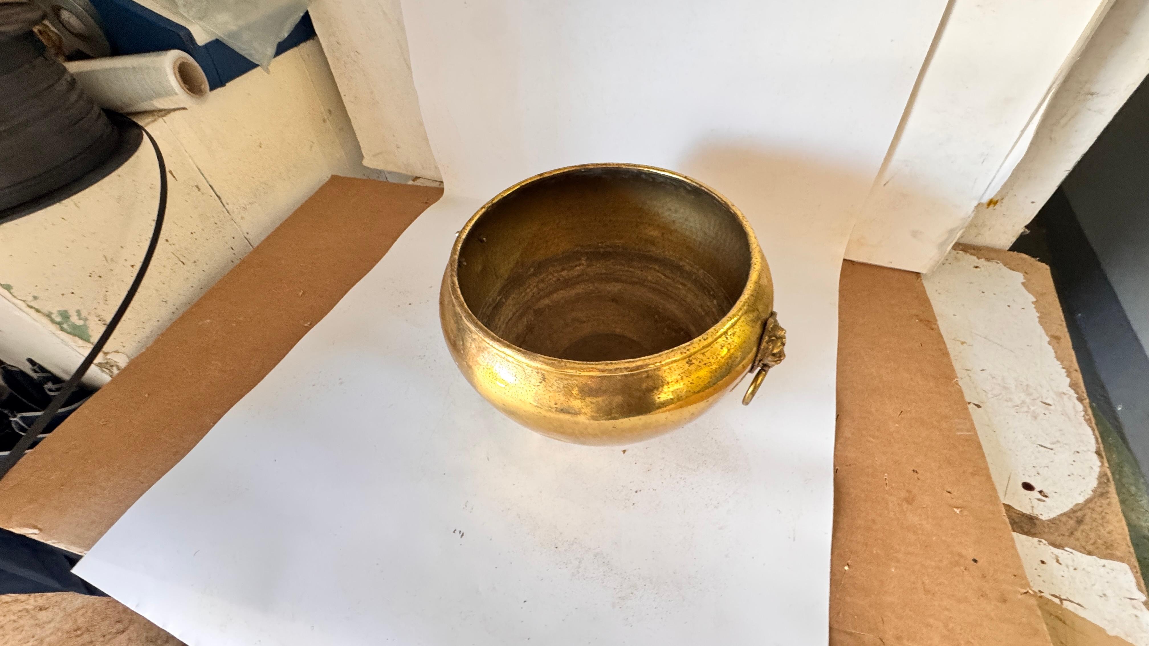 Coppia di cache-pot francesi in ottone degli anni '50 - ornamenti a testa di leone e manici ad anello in vendita 7