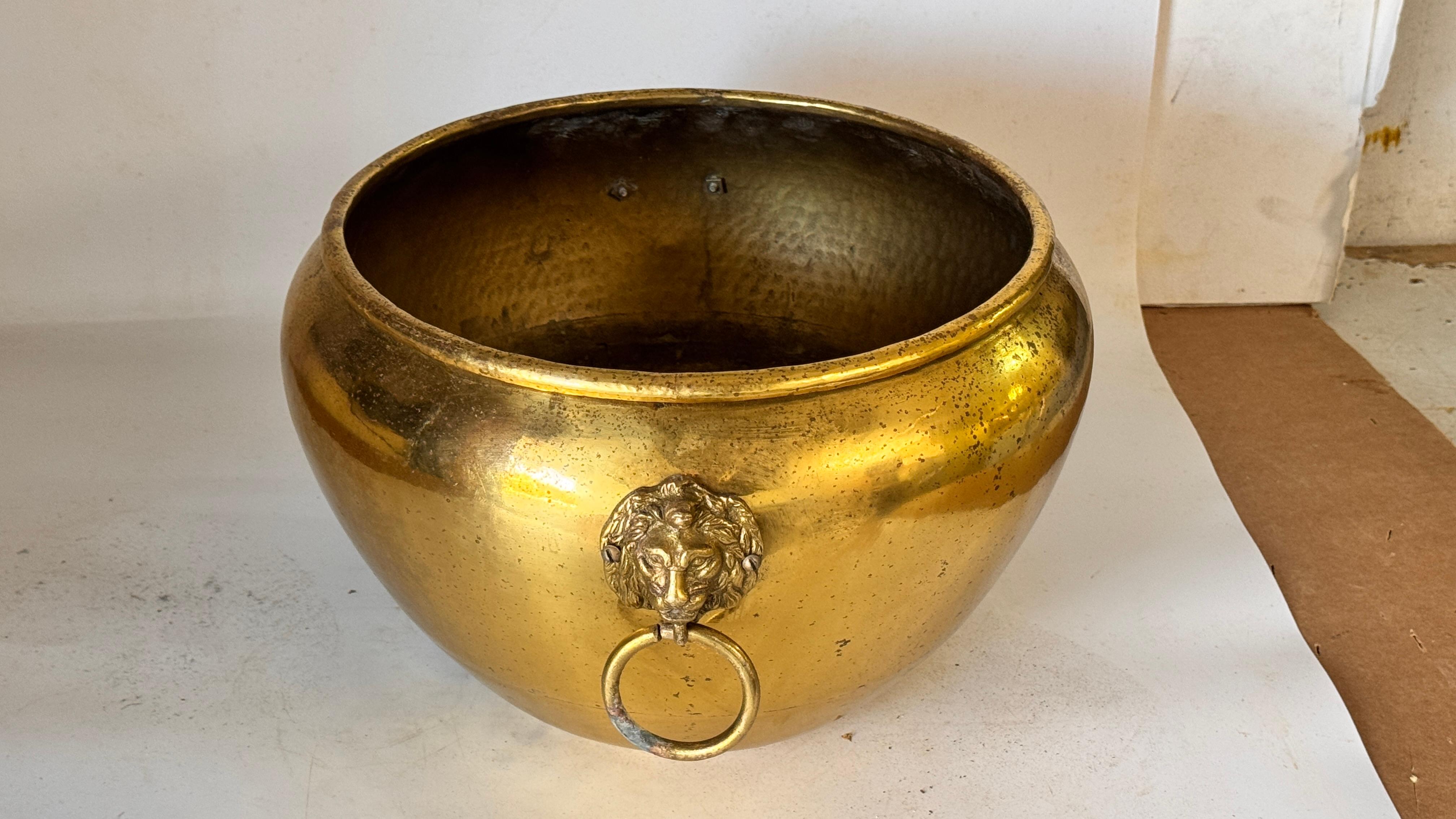 Coppia di cache-pot francesi in ottone degli anni '50 - ornamenti a testa di leone e manici ad anello in vendita 8