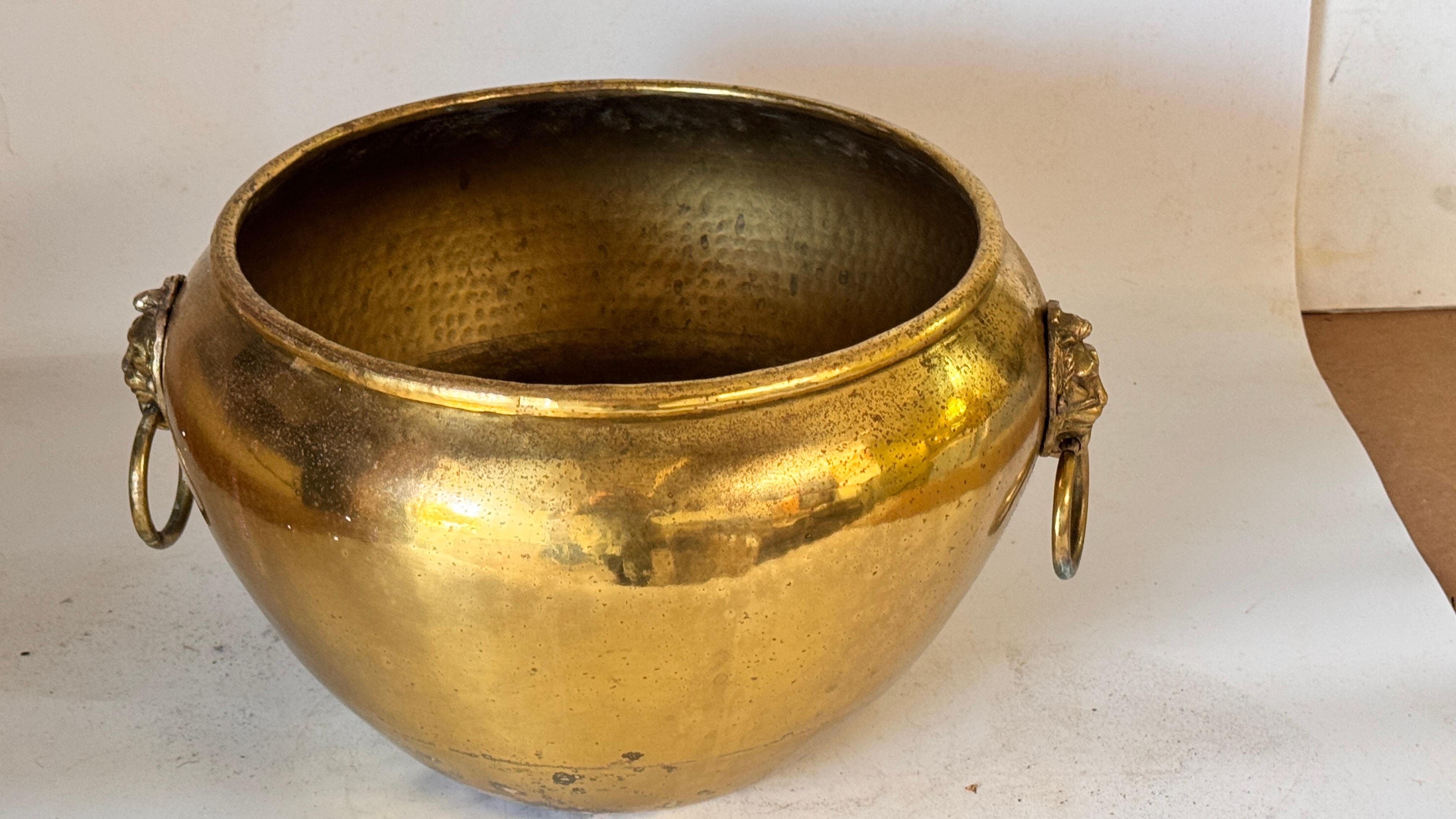 Coppia di cache-pot francesi in ottone degli anni '50 - ornamenti a testa di leone e manici ad anello in vendita 9