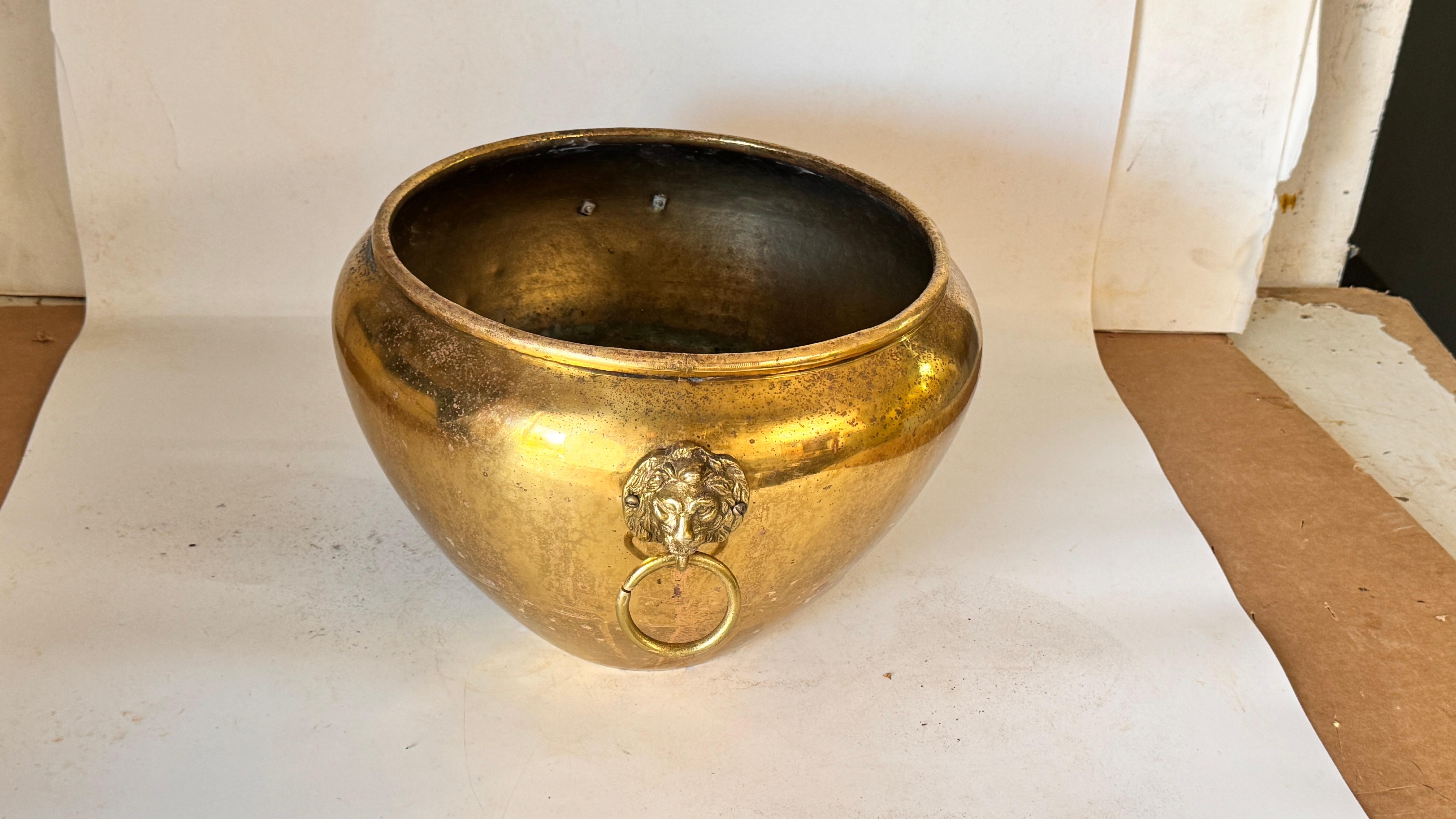 Coppia di cache-pot francesi in ottone degli anni '50 - ornamenti a testa di leone e manici ad anello in vendita 11