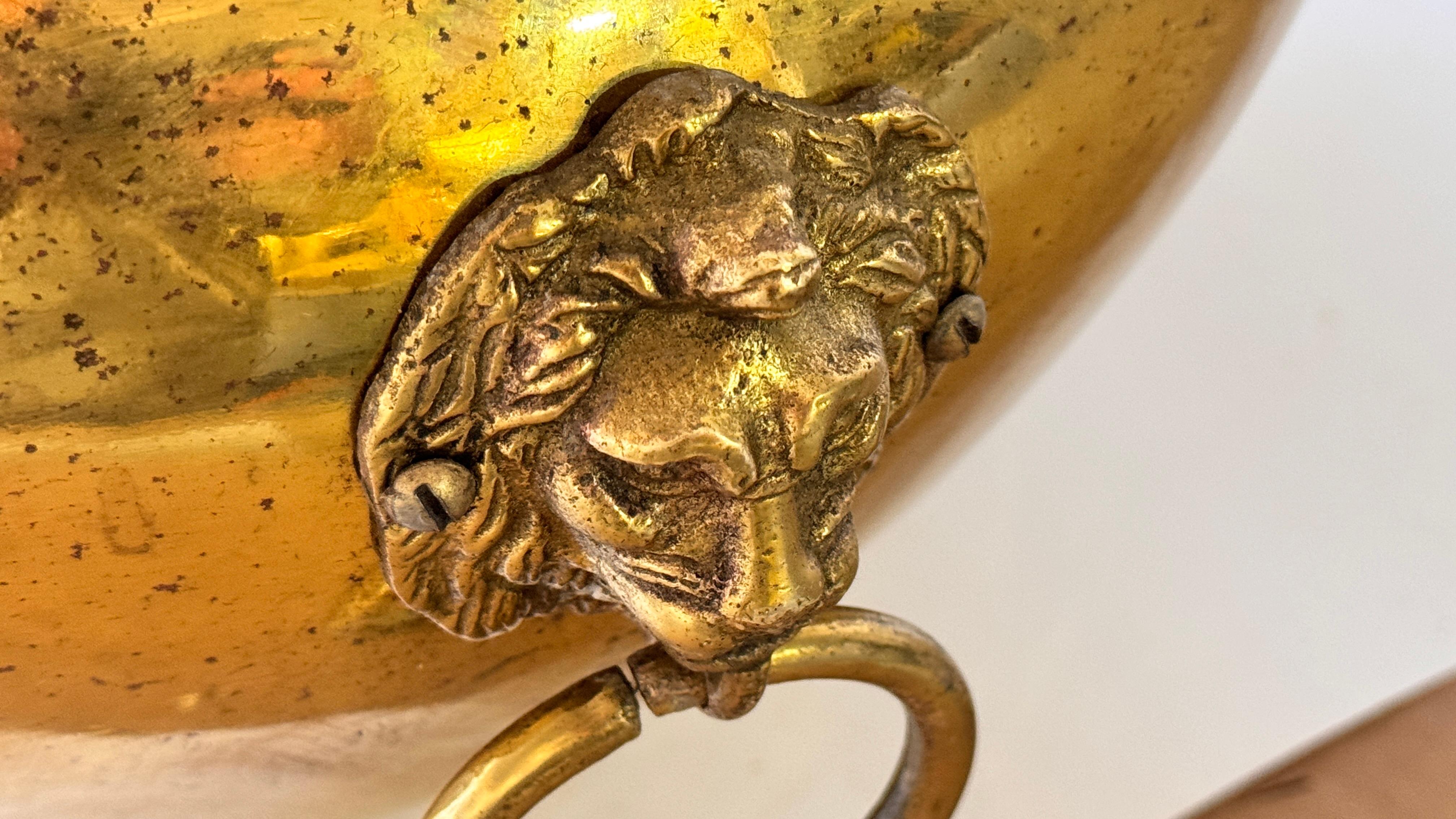 Coppia di cache-pot francesi in ottone degli anni '50 - ornamenti a testa di leone e manici ad anello In condizioni buone in vendita a Auribeau sur Siagne, FR