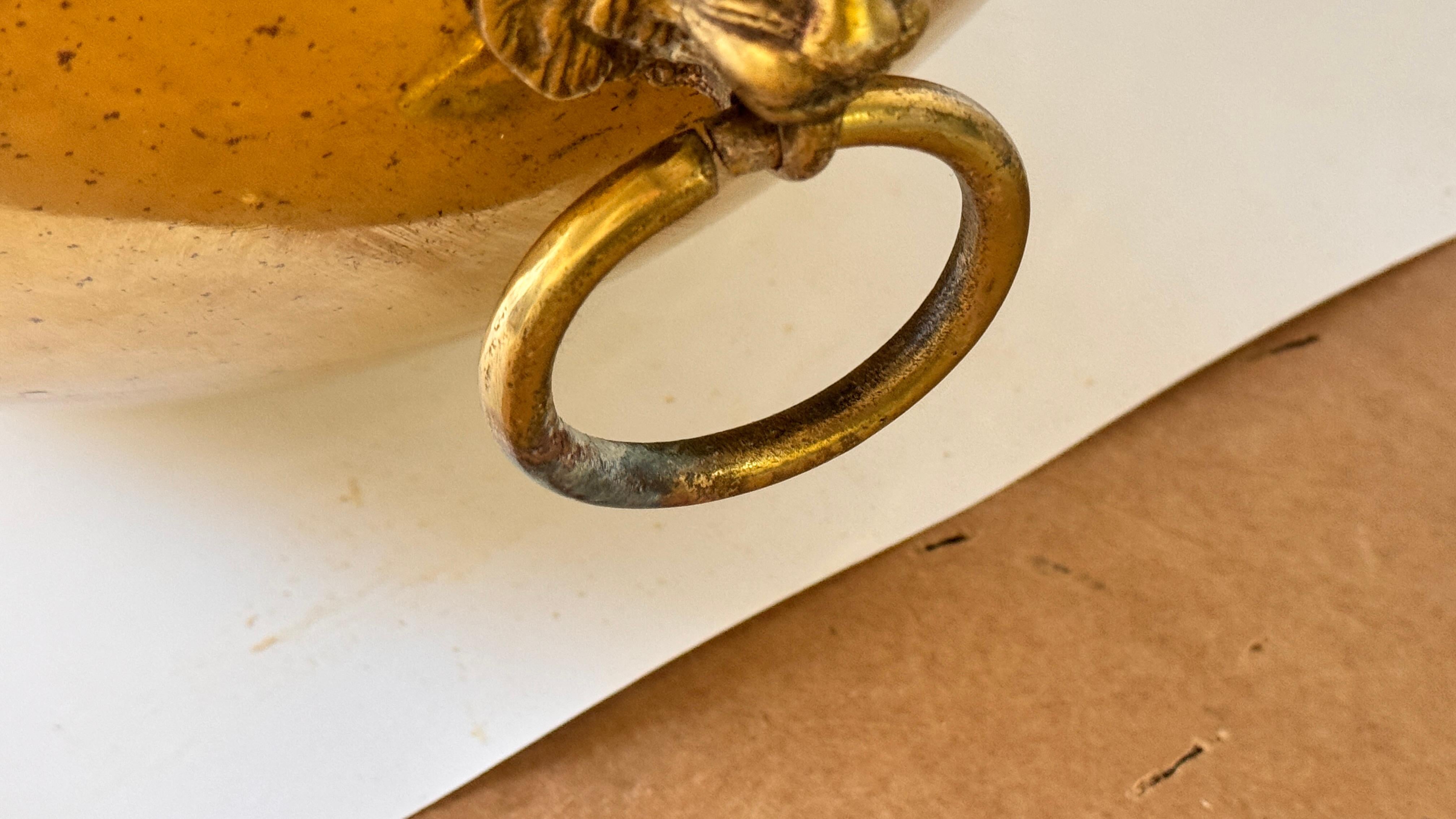 Metà XX secolo Coppia di cache-pot francesi in ottone degli anni '50 - ornamenti a testa di leone e manici ad anello in vendita