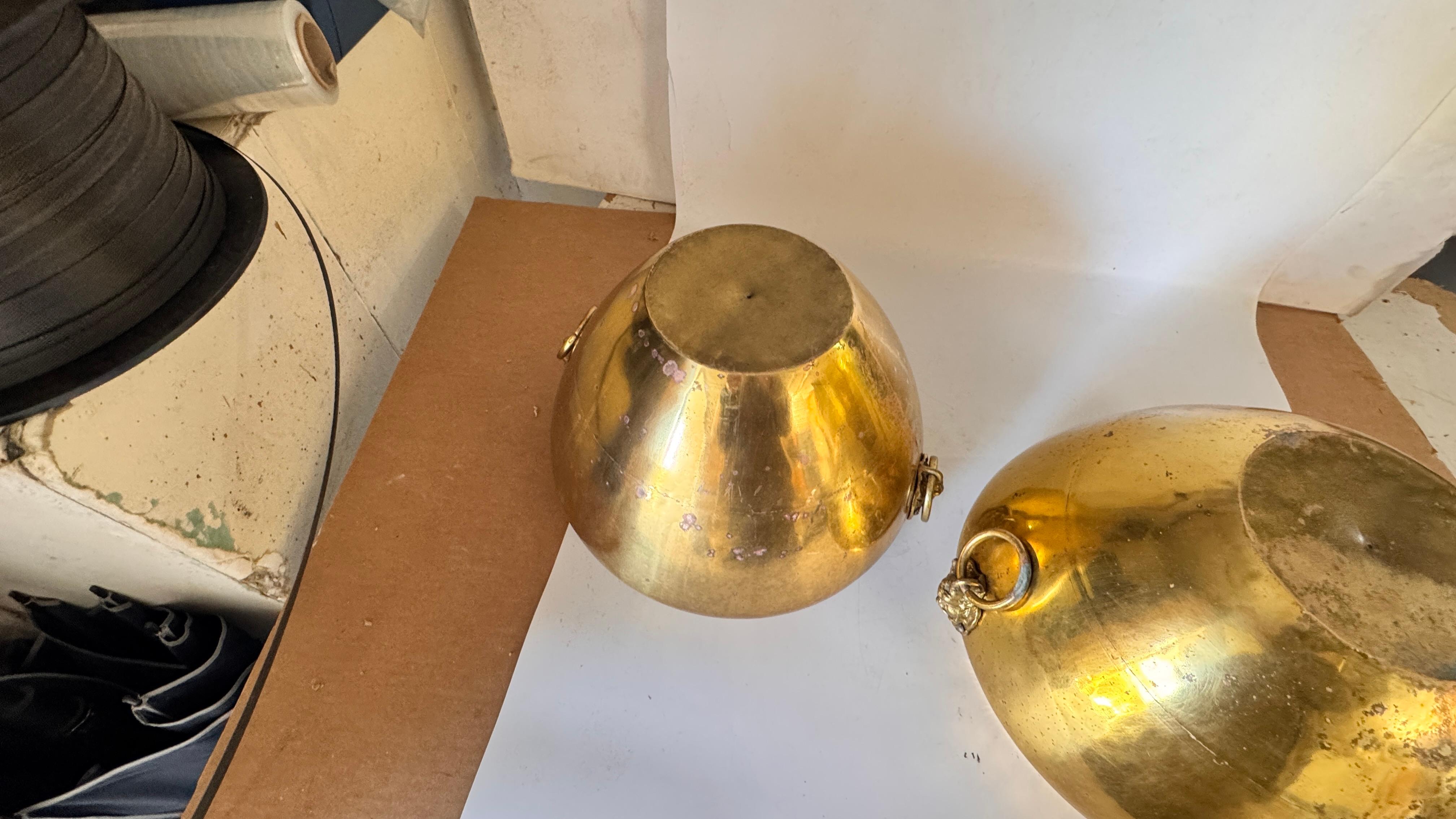 Coppia di cache-pot francesi in ottone degli anni '50 - ornamenti a testa di leone e manici ad anello in vendita 2