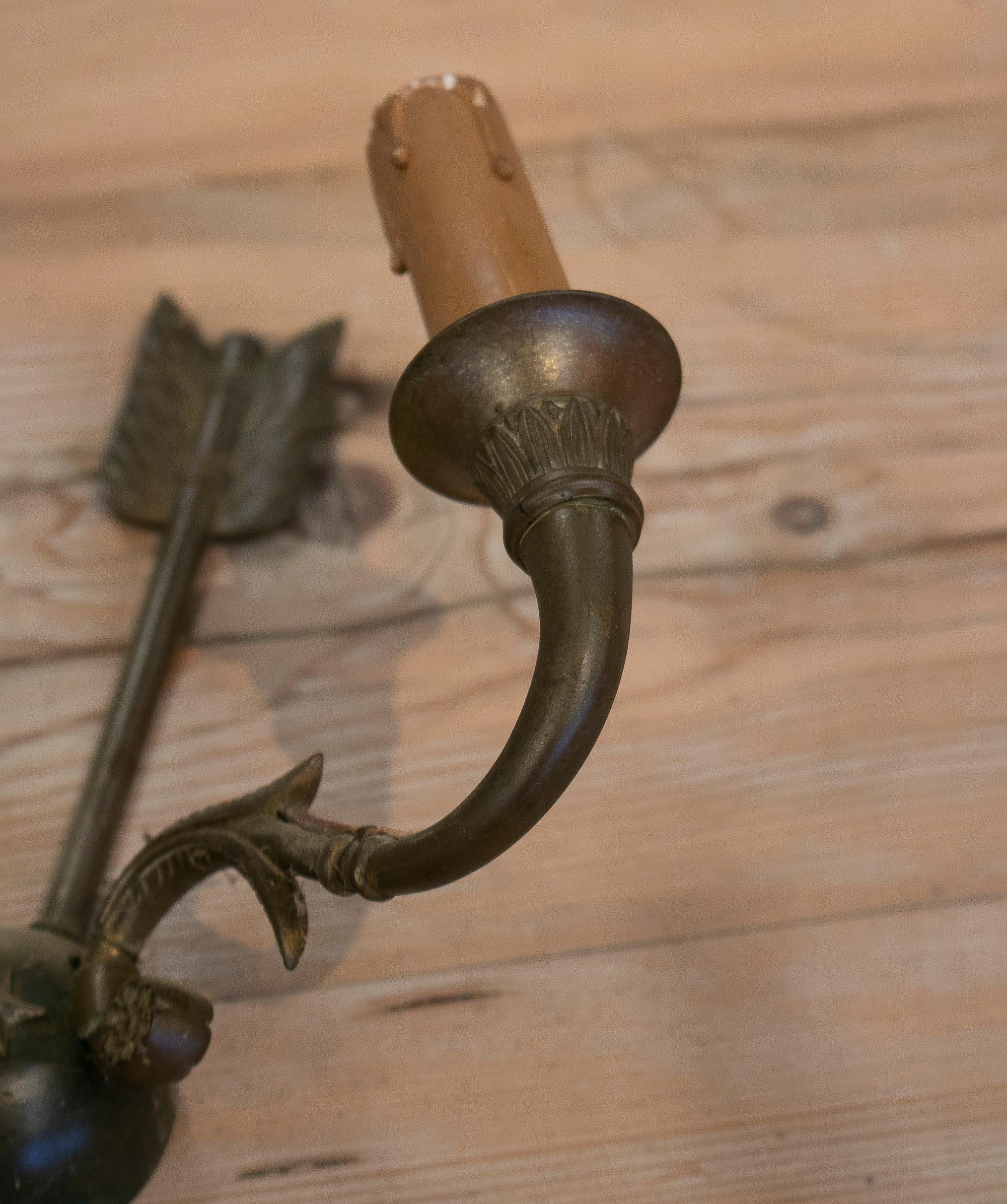 Coppia di lampade da parete a 2 bracci in bronzo francese degli anni '50 con W. Cross Arrows in vendita 5