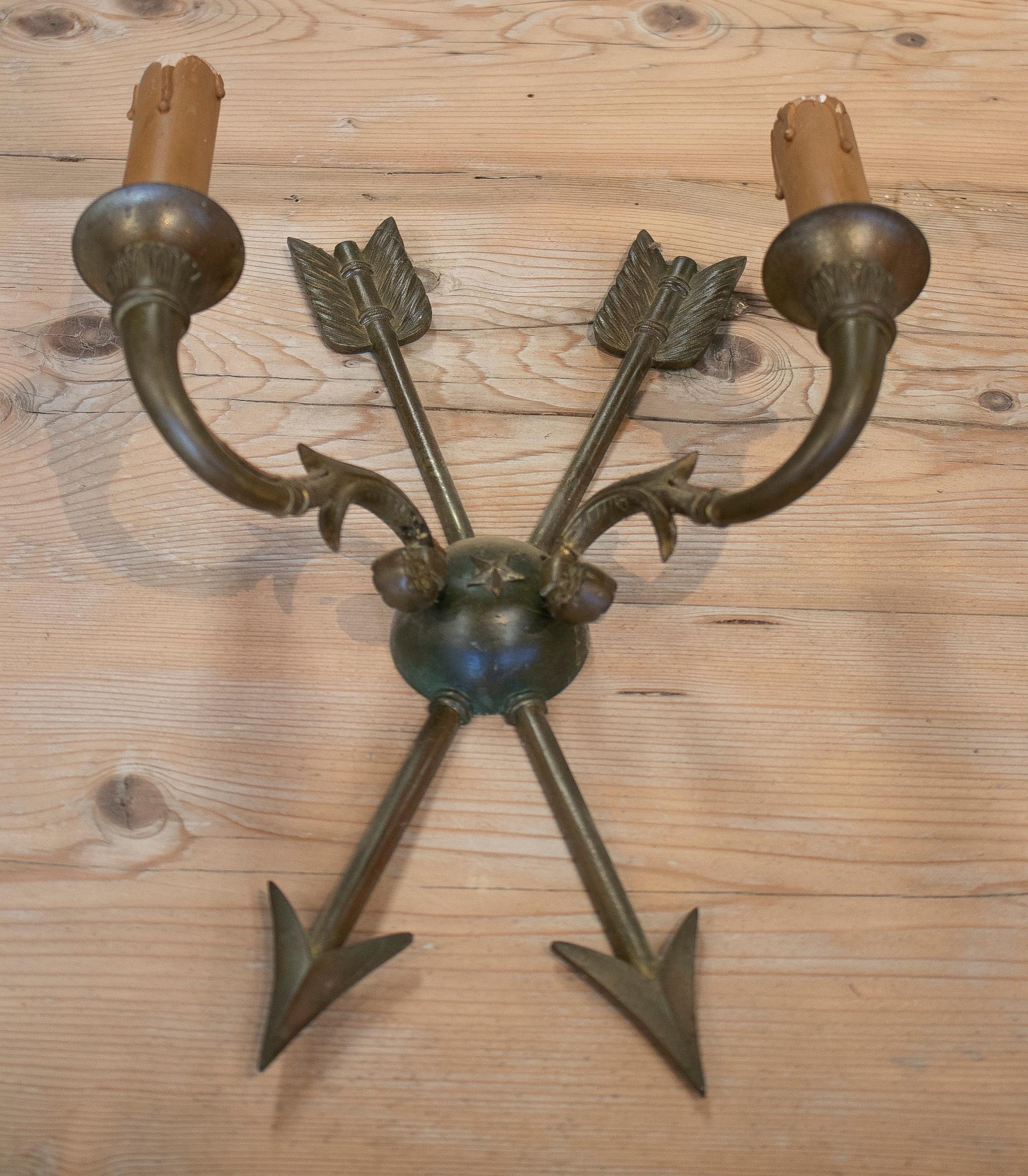Pair of 1950s French Bronze 2-Arm Wall Sconces w/ Crossed Arrows In Good Condition For Sale In Marbella, ES