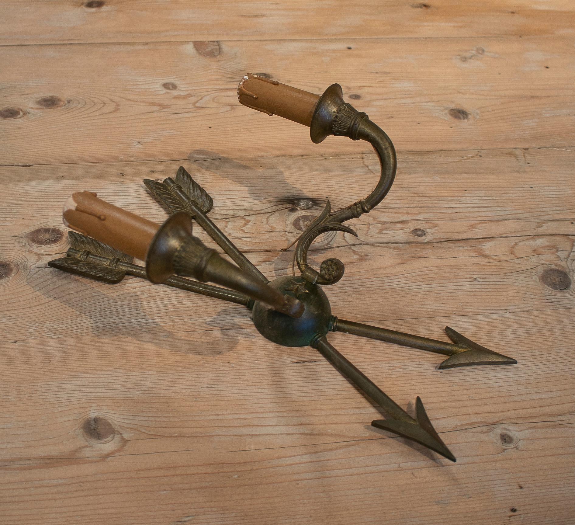 Coppia di lampade da parete a 2 bracci in bronzo francese degli anni '50 con W. Cross Arrows In condizioni buone in vendita a Marbella, ES
