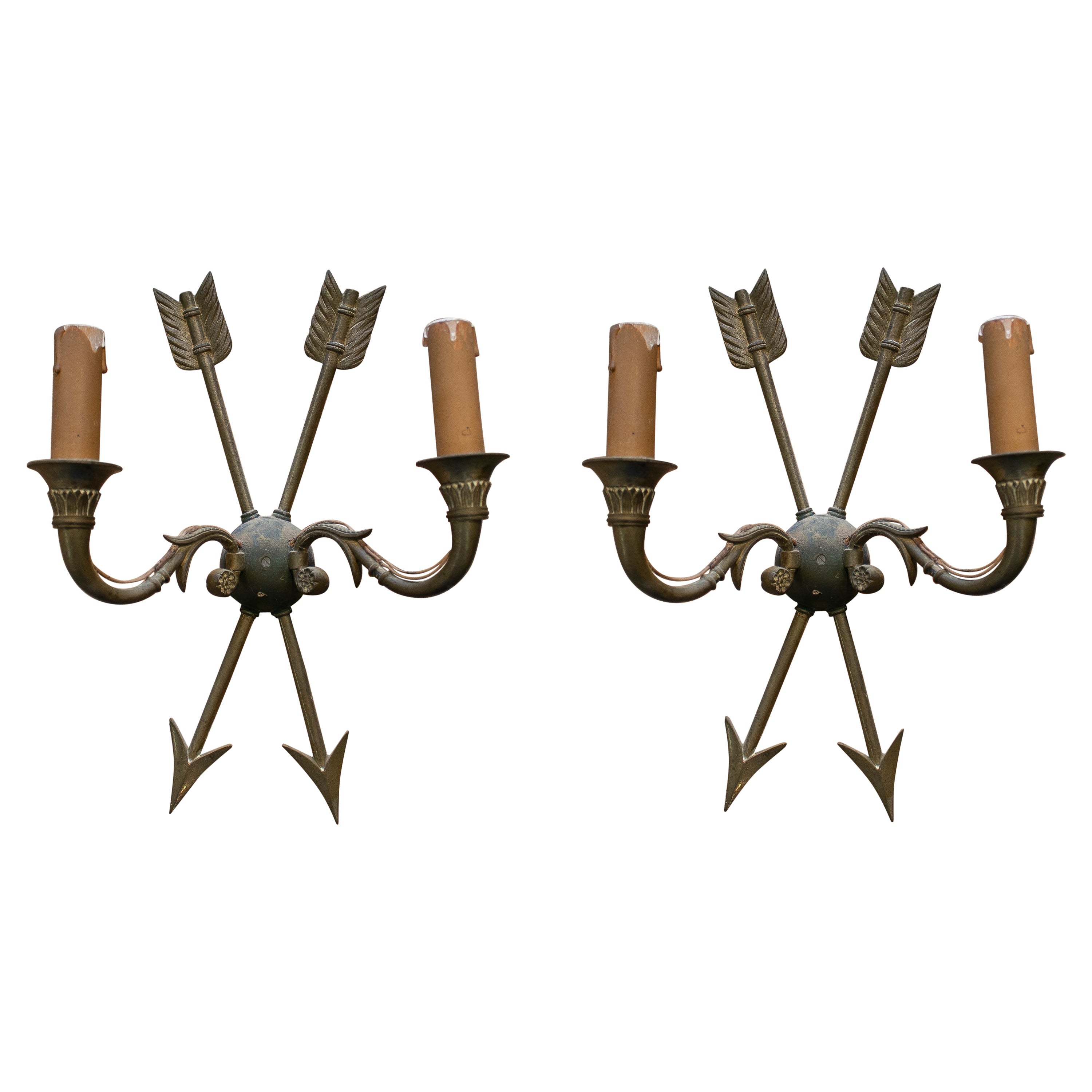 Zwei französische 2-armige Bronze-Wandleuchter mit gekreuzten Pfeilen aus den 1950er Jahren