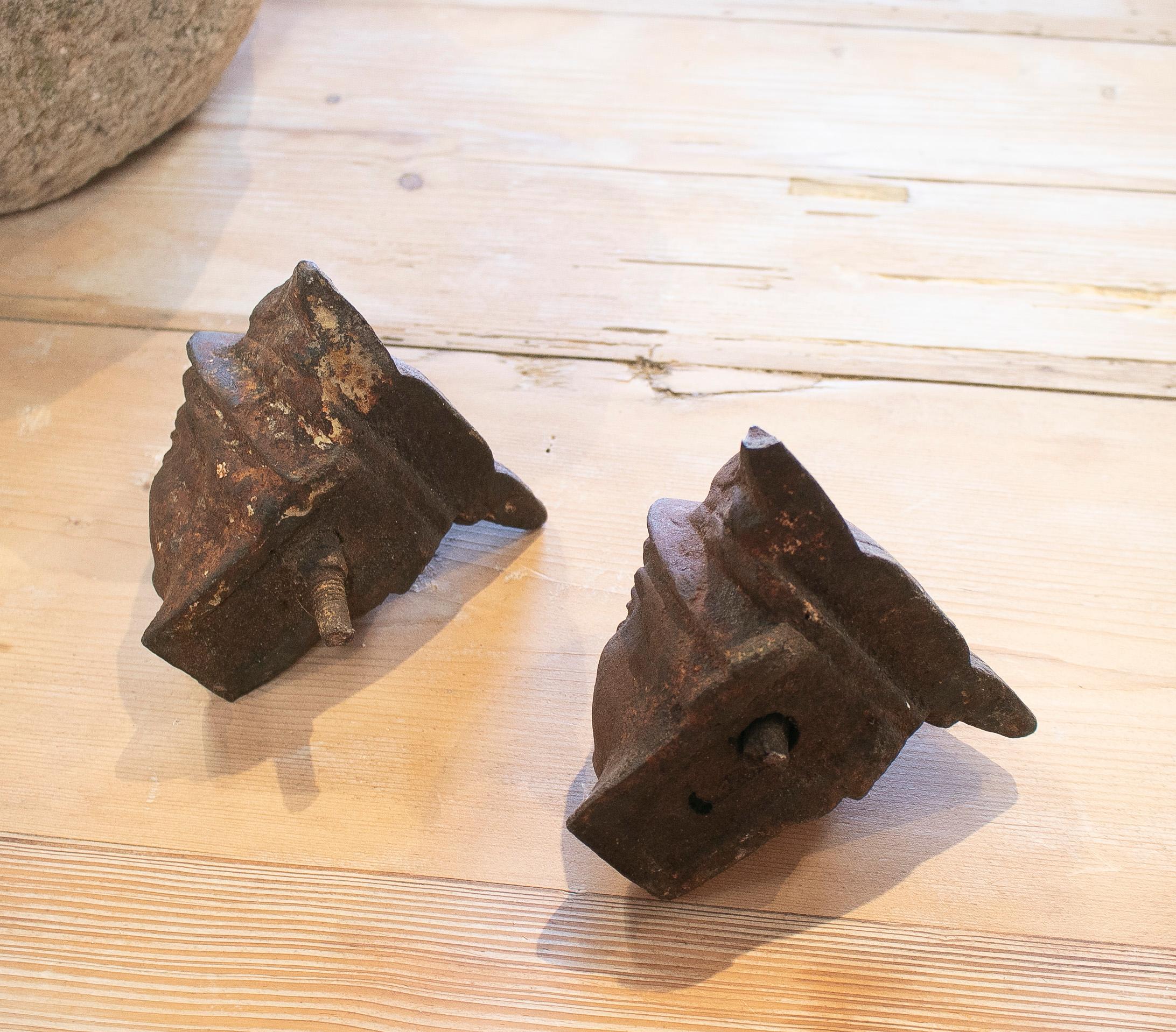 XX secolo Coppia di busti a testa alata di Mercurio in ghisa francese del 1950 in vendita