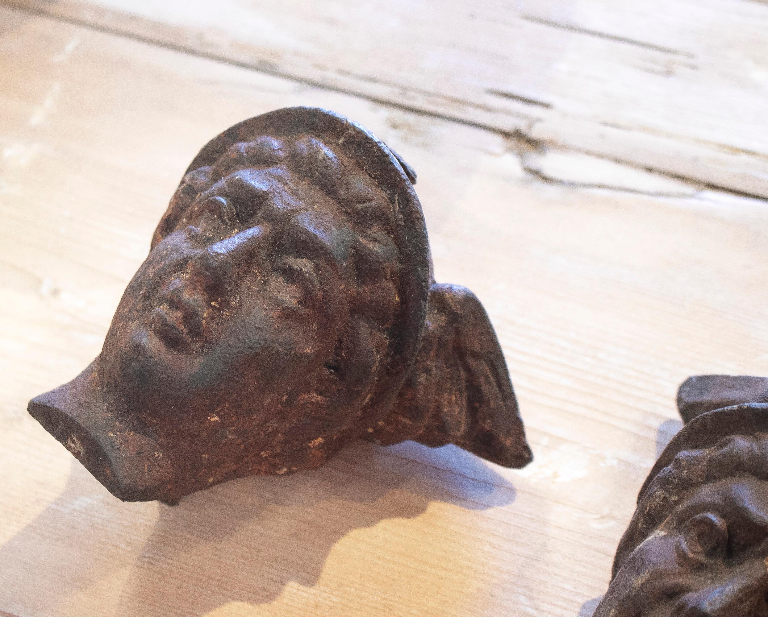 Paire de bustes français à tête ailée en fonte mercurée des années 1950 en vente 1