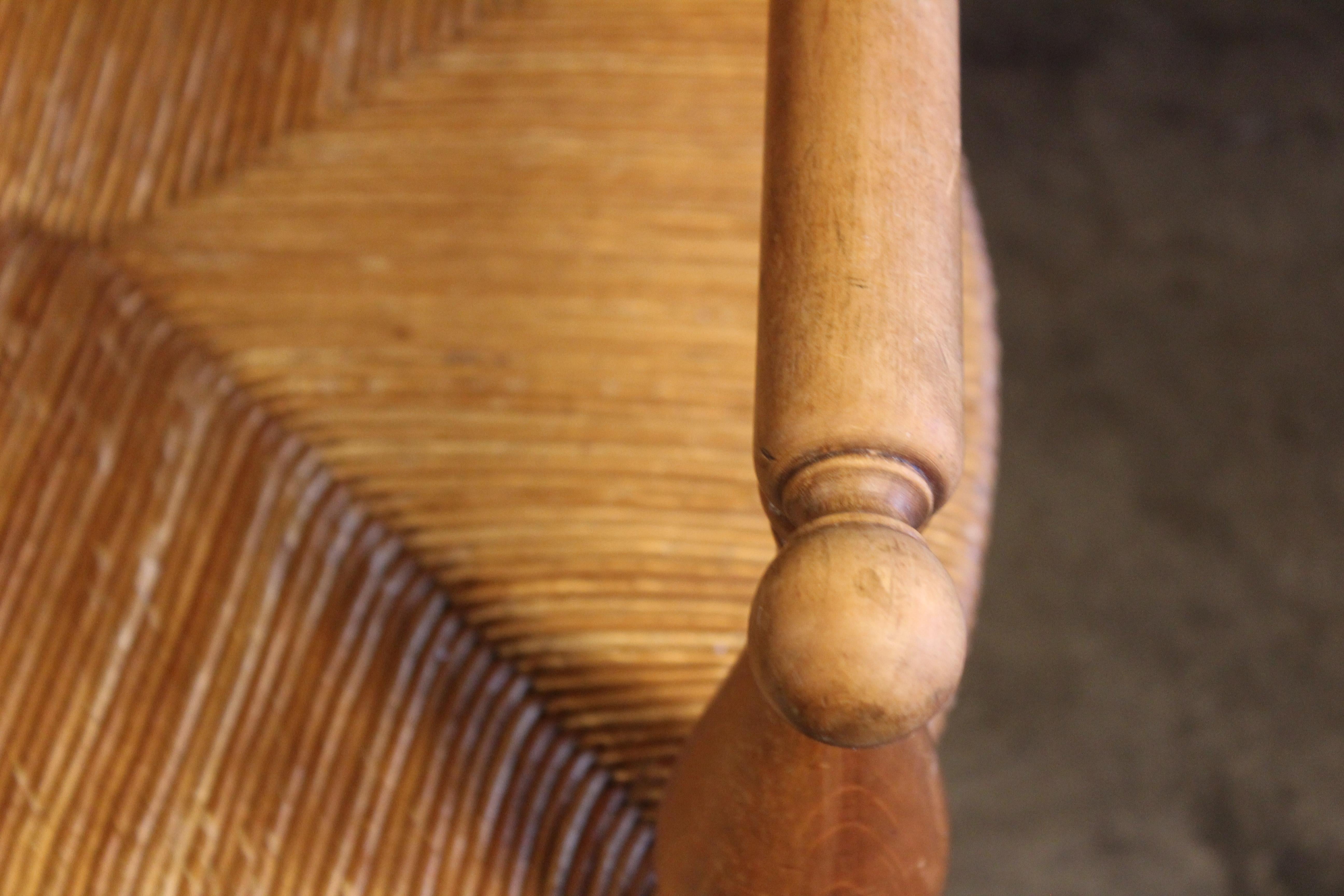 Paire de fauteuils de campagne français des années 1950 avec sièges en jonc en vente 6