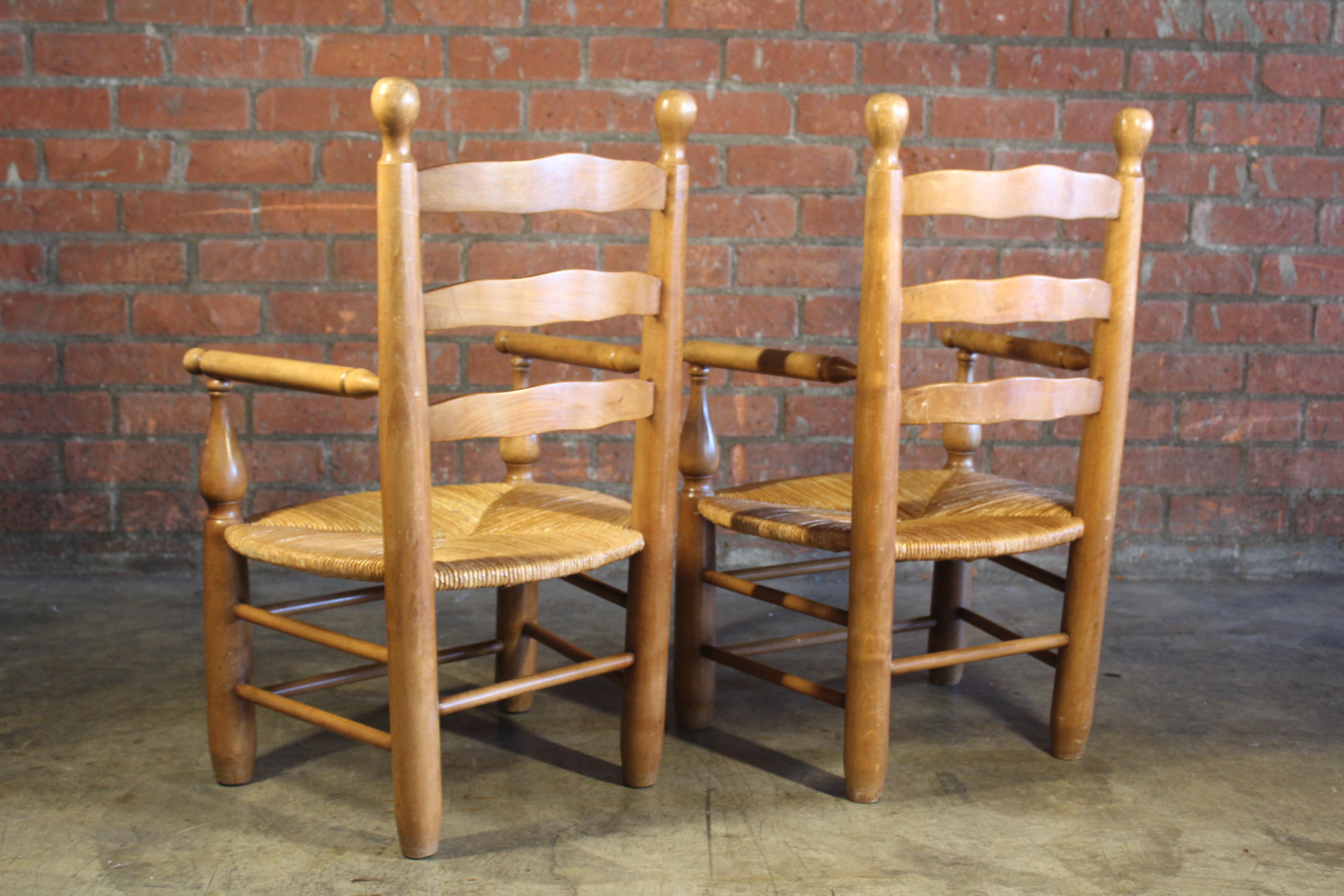 Paire de fauteuils de campagne français des années 1950 avec sièges en jonc en vente 1