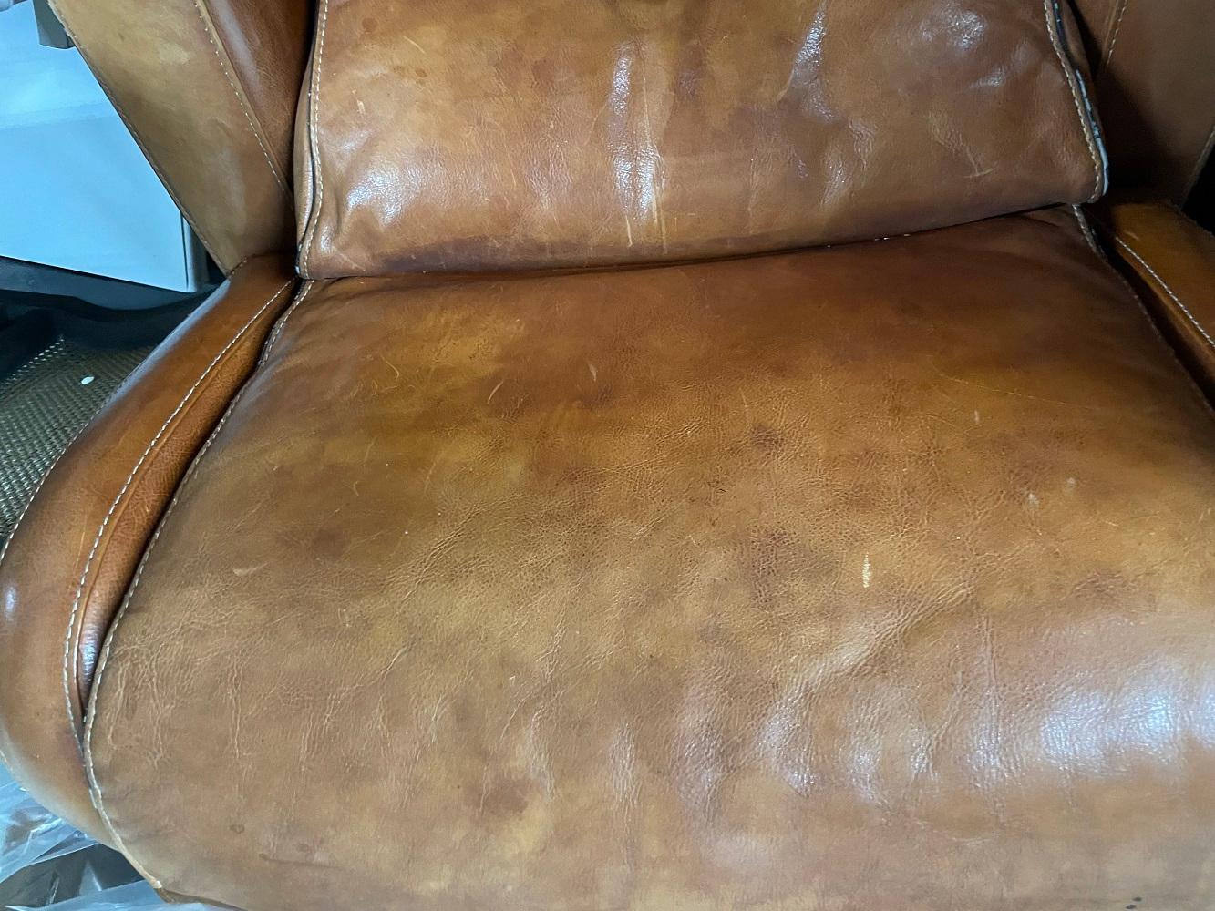 Metà XX secolo Coppia di sedie da salotto in pelle francese degli anni '50 in vendita